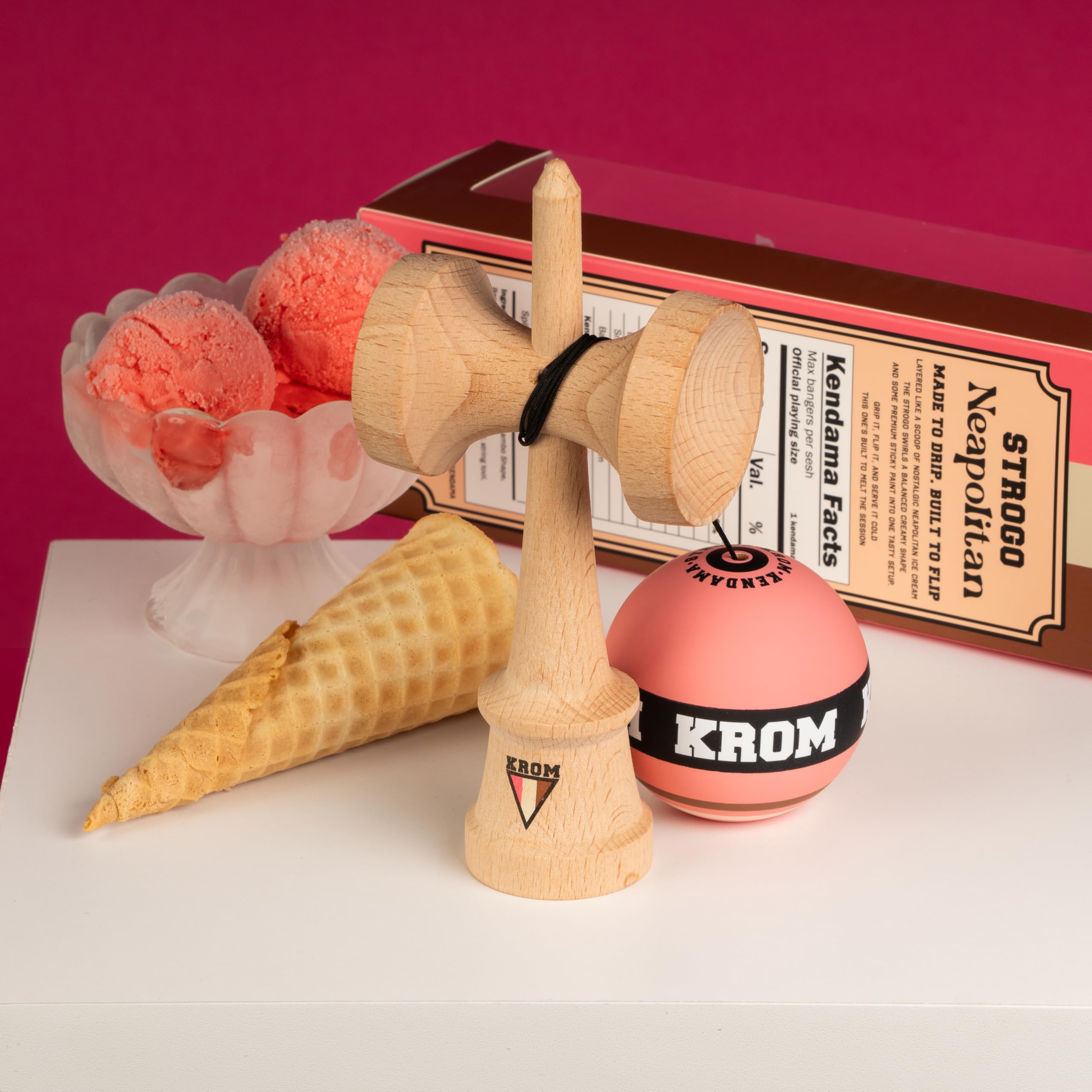 KROM Kendama STROGO Neapolitan Strawberry – Kendama de Madera para Principiantes y Jugadores avanzados – Juego de Habilidad para Uso Interior y Exterior – Juguete de Madera con Cuerda y Bola