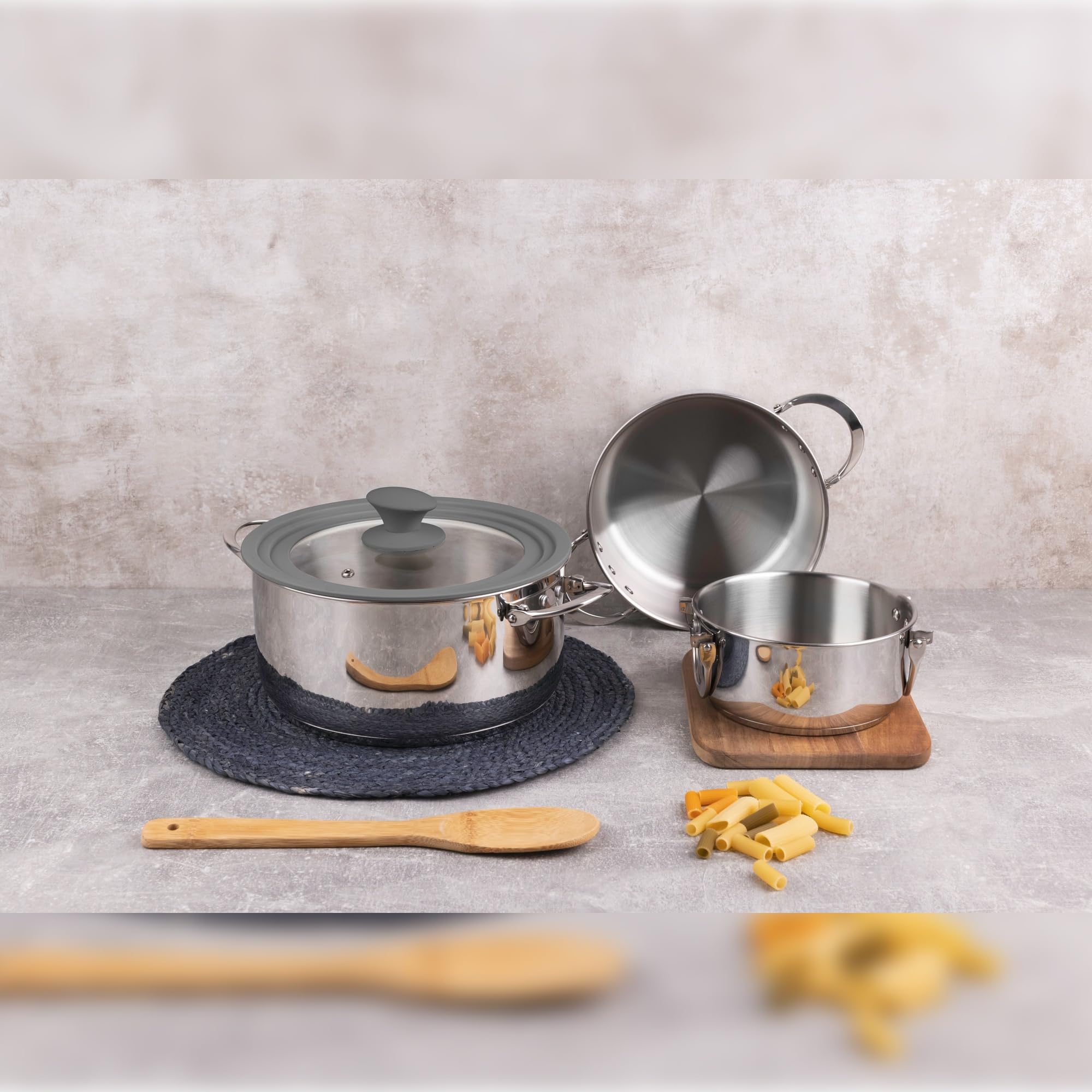 Set de batería de cocina en acero inoxidable + 3 sartenes Ø18Ø22Ø26cm en aluminio prensado + 5 boles de cristal con tapas San Ignacio