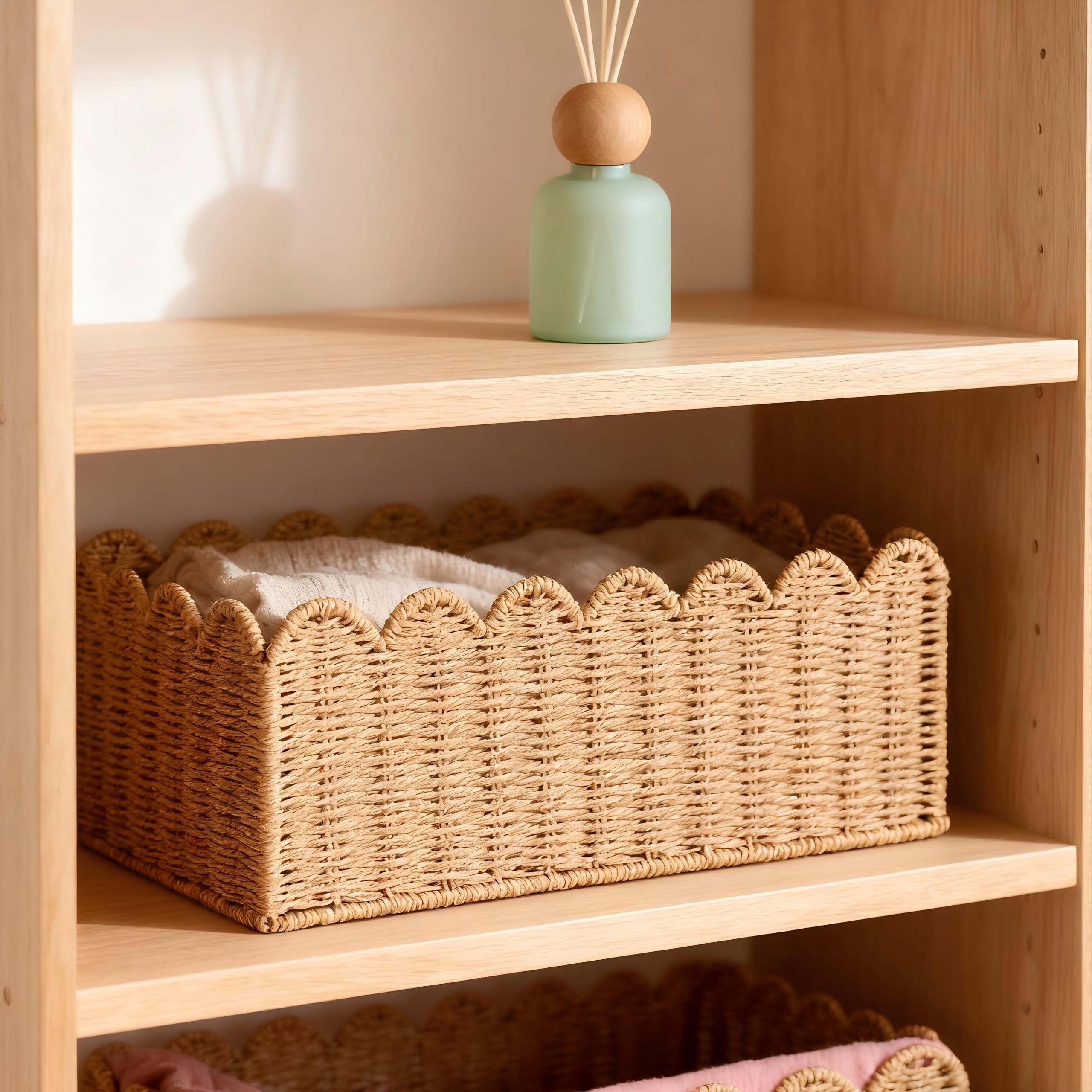 Cesta de mimbre con borde festoneado, cestas de almacenamiento tejidas a mano para estantes, cestas naturales para organizar (M-14 pulgadas de largo x 10.5 pulgadas de ancho x 6 pulgadas de alto)