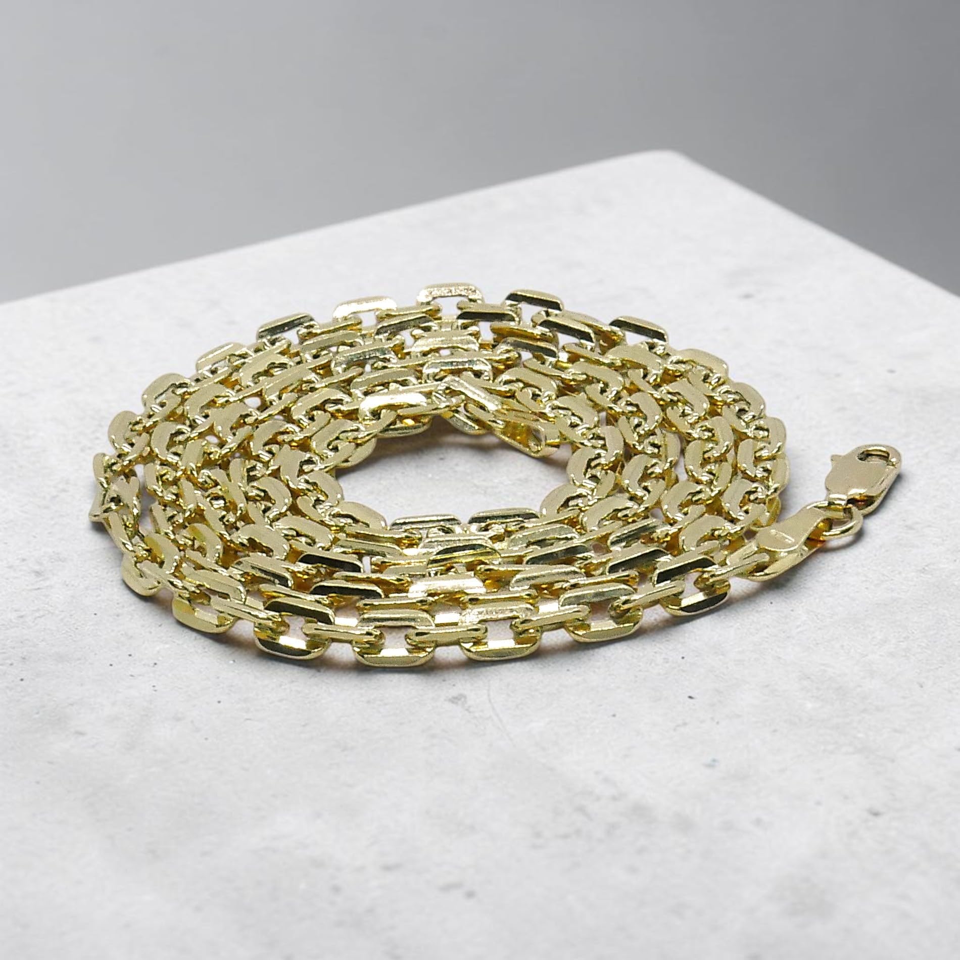Never Say Never Cadena de oro amarillo de 18k para hombre con eslabones cuadrados planos de 4 mm y 60 cm de largo. Elegante, brillante y versátil
