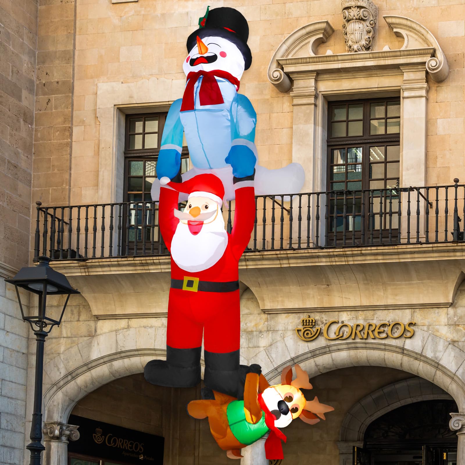 Capoda Decoración inflable de Navidad de 8 pies, muñeco de nieve tirando de Papá Noel trepando y renos que caen al aire libre, decoración de patio de Navidad para jardín, techo de viga, decoración de