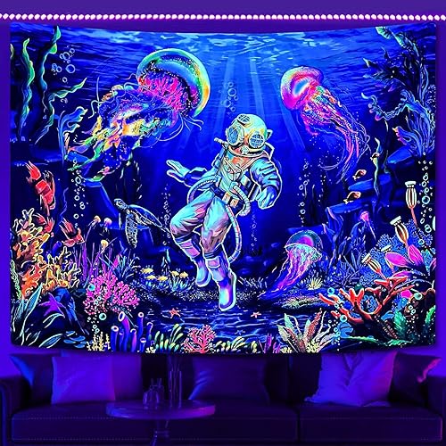 YEXIT Tapiz de luz negra bajo el mar, tapiz de astronauta colorido reactivo a los rayos UV, para decoración de dormitorio, 60 x 80 pulgadas (59.1 x
