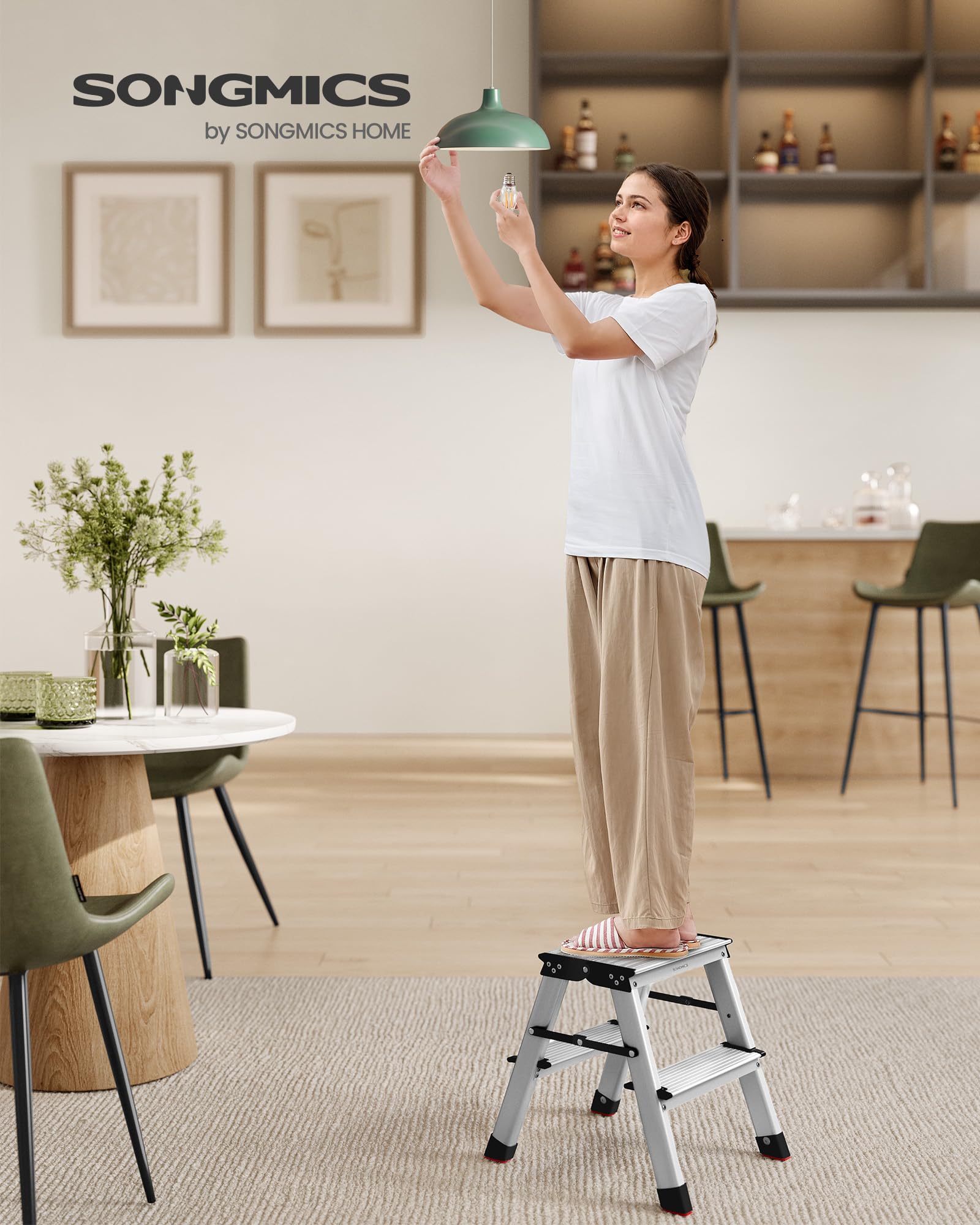 SONGMICS Escalera Plegable, Escalera de Mano, Escalera de Aluminio con 2 Peldaños Antideslizantes, Multifuncional, Carga de 150 kg, Gris Plata y Negro Tinta GLT012E01