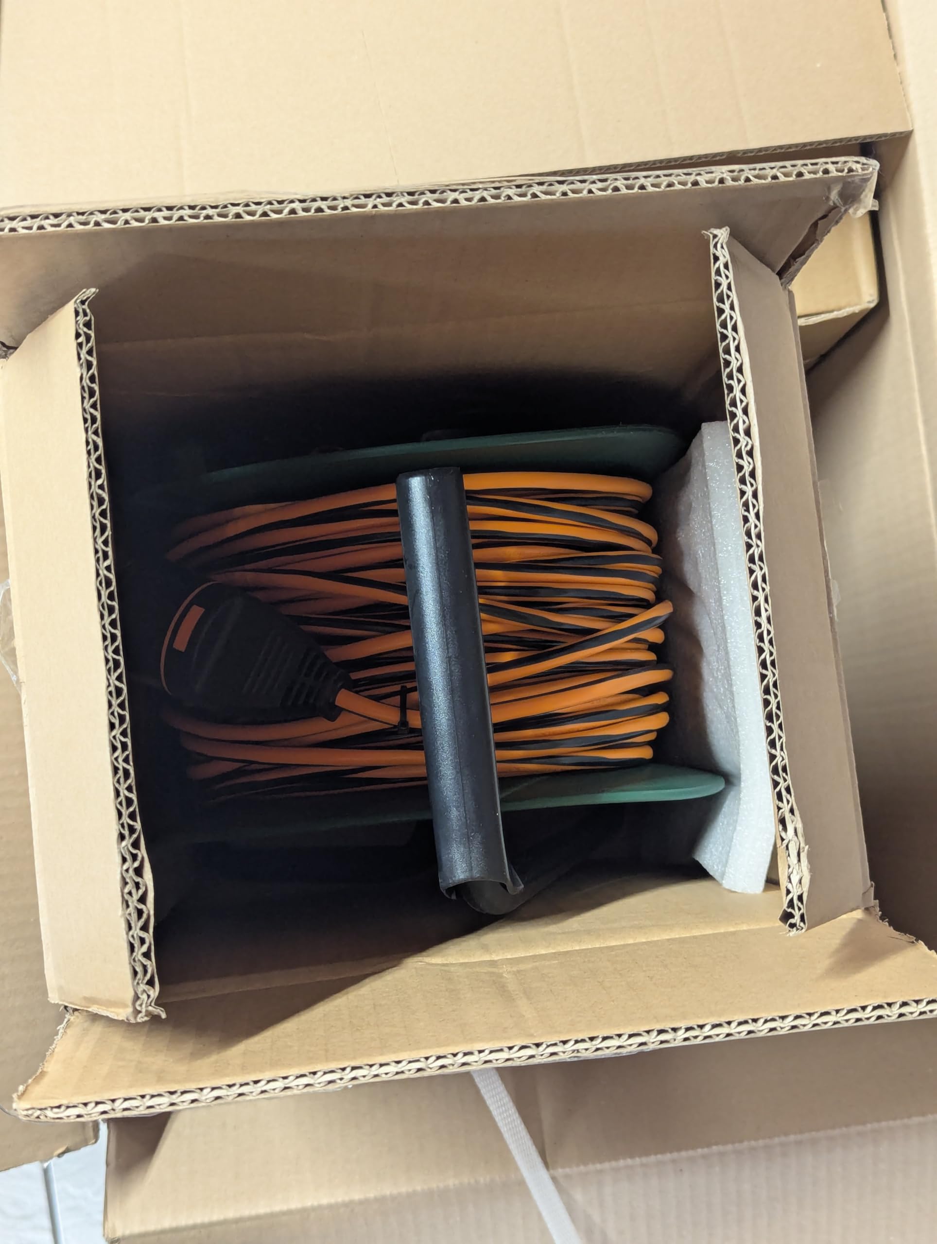 Extensor con contacto de protección, 50 m, con carrete de cable y sistema de bloqueo, H05VV-F 3 x 1,5 mm², fuerza de tracción de 12 kg, soporte de enchufe patentado, resistente y seguro, ideal