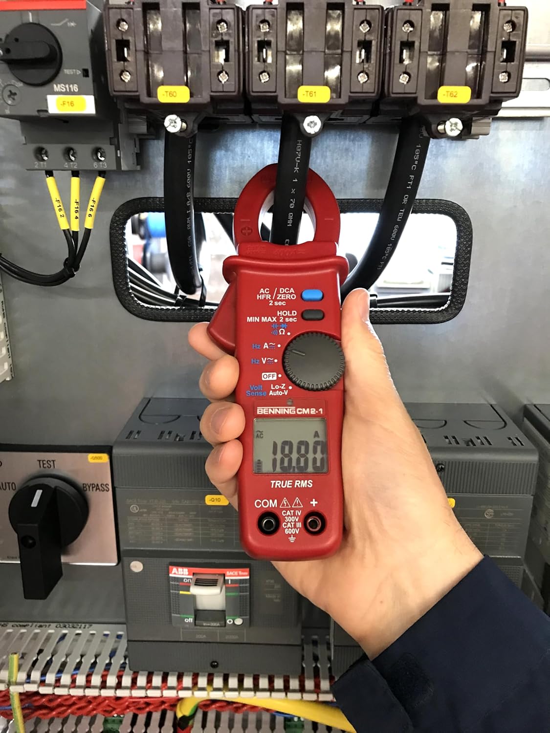 BENNING CM 2-1 displaying a current reading of 10.07 A