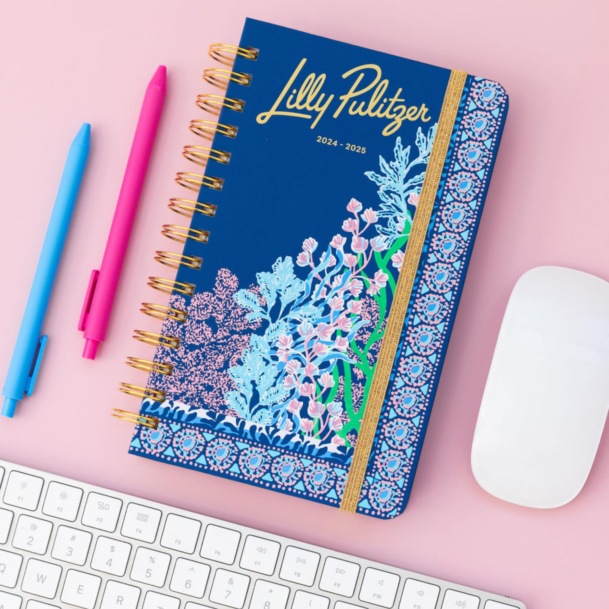 Lilly Pulitzer Średni planer sierpień 2024-grudzień 2025, kalendarz tygodniowy i miesięczny, naklejki, kieszenie, oprawa spiralna, inżynieria tajnej ucieczki