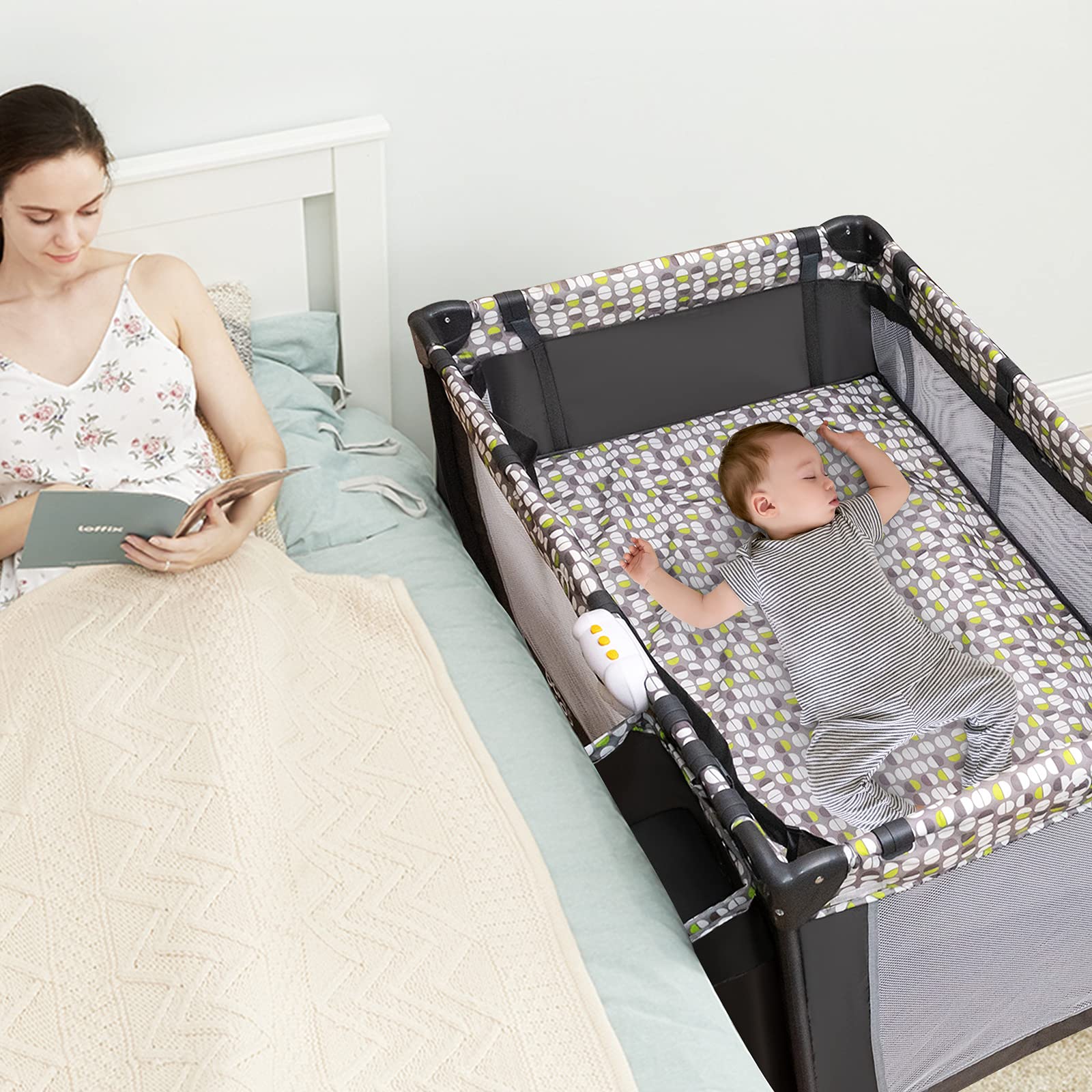 DREAMADE Lit Parapluie Bébé 3 en 1 Lit de Voyage Pliable avec Table à Langer&Auvent Mobile&2 Roues avec Frein&Porte-Couche,0-36 Mois