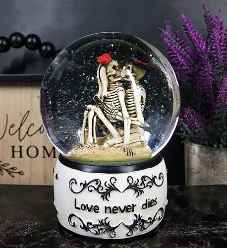 Miniatura 9 de Ebros Gift Día de los muertos El amor nunca muere besos franceses besándose recién casado esqueletos sentados en la playa de arena globo de agua con