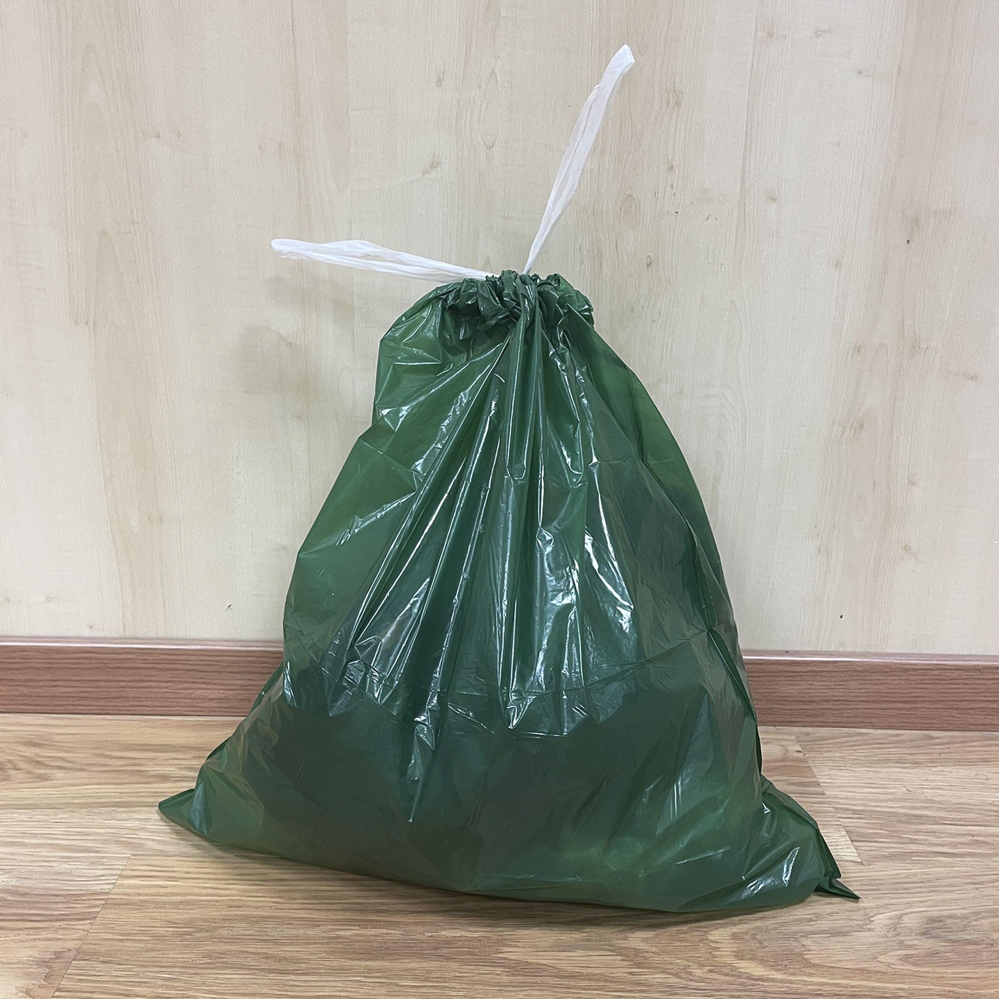 Alfapac - Rollo de 20 bolsas de basura con autocierre, fabricada con materiales 100% reciclados, capacidad 30L, 55x60 cm, color verde