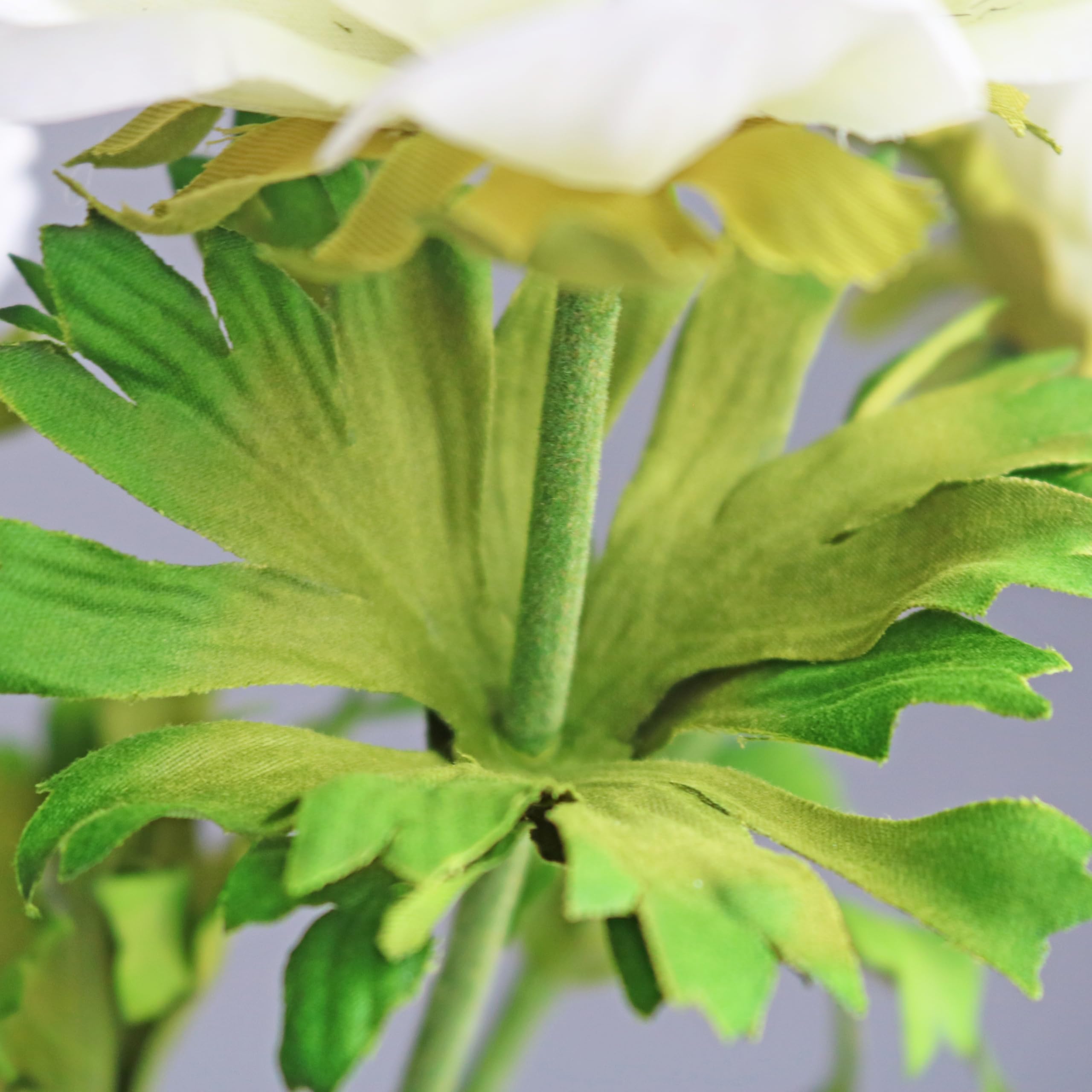 Htmeing 10 cespugli di fiori artificiali a fiore pieno di anemone con fogliame verde per la festa della mamma o decorazione per casa, ristorante, ufficio e matrimonio (bianco)