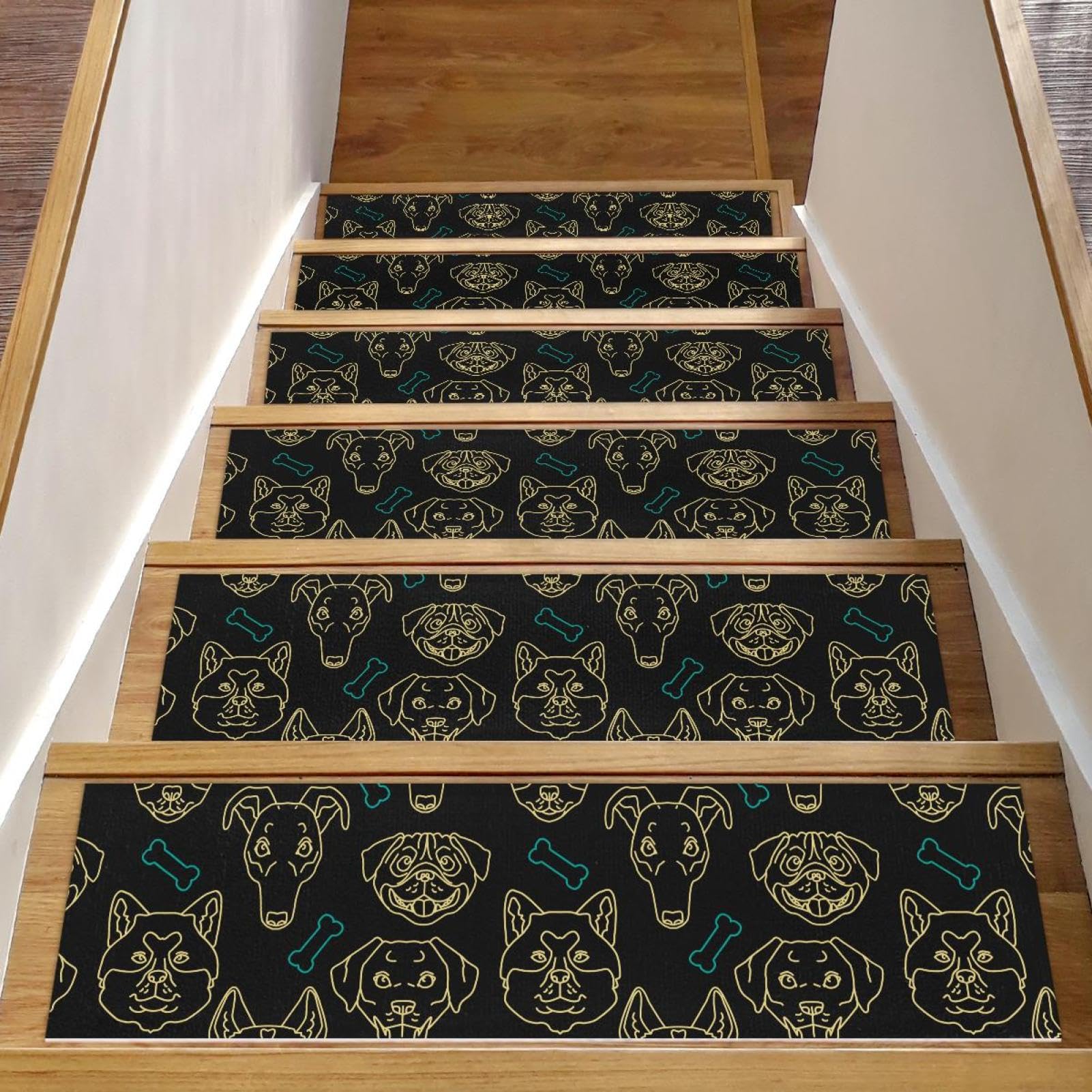 Evita resbalones en escaleras con alfombras para peldaños de madera con perros
