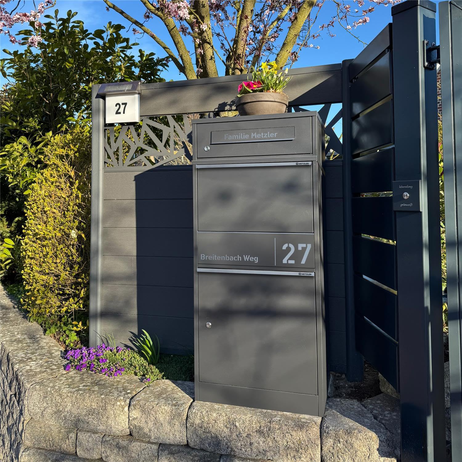Metzler Paketbox draussen groß in Anthrazit - Briefkasten mit Paketfach personalisiert mit Gravur - Standbriefkasten mit Edelstahl Namensschild pulverbeschichtet in RAL 7016 rostfrei und massiv