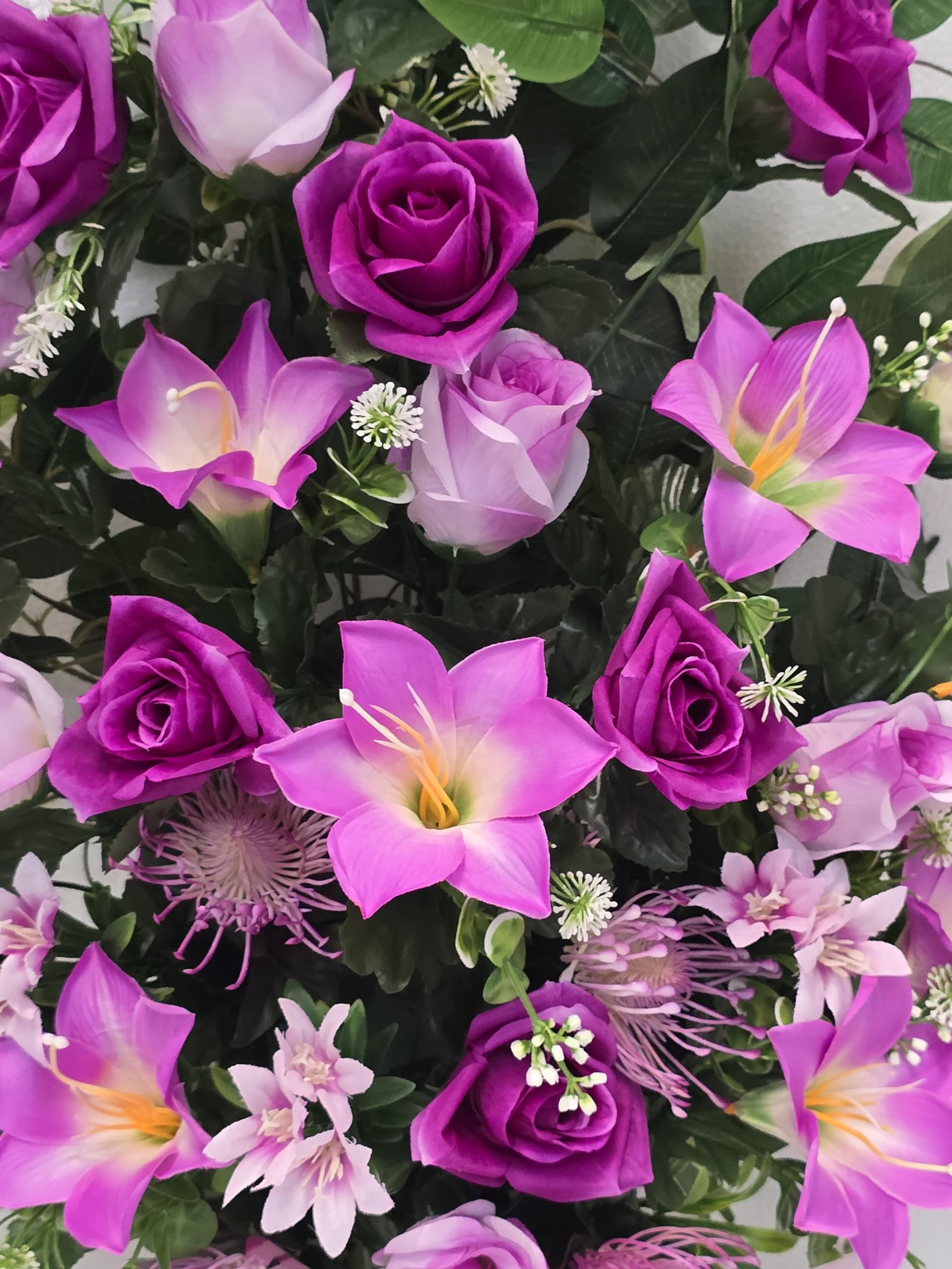 DRW Centro de Flores Artificiales para Bodas, Iglesias, cementerios con azucenas y Rosas Morado 75x70x28 cm