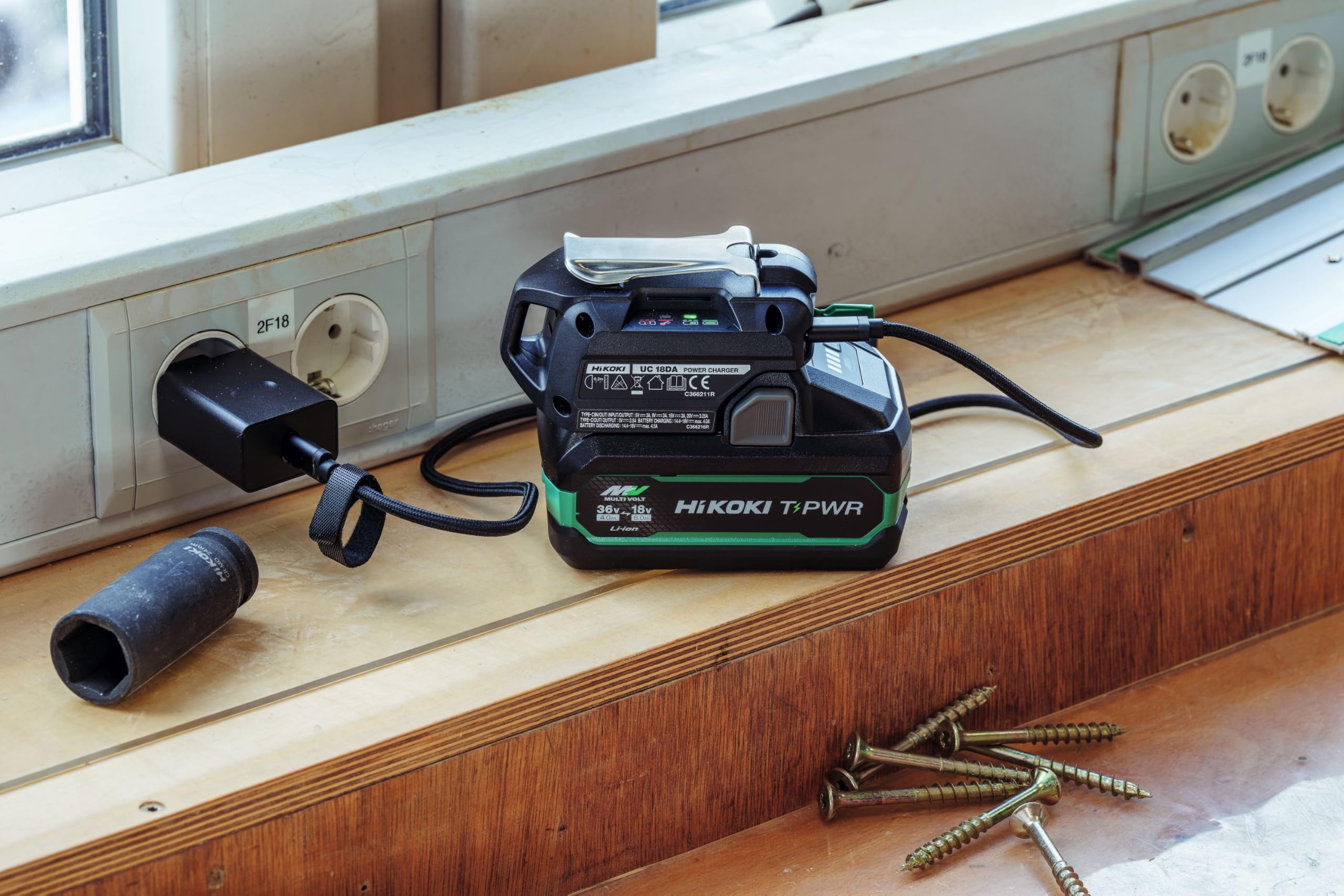 HiKOKI Cargador de batería UC18DAW4Z, cargador de batería de 18 V, 3,5 A | Función de banco de energía para smartphone y portátil, incluye adaptador de red y cable USB-C, peso ligero, 180 g