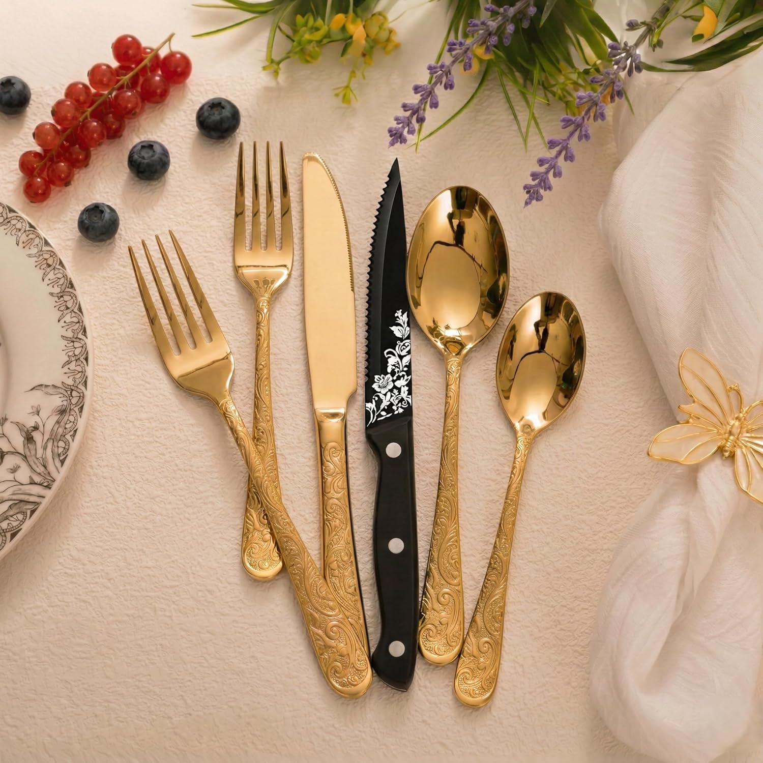 Chuleno 24-Piece Stainless Steel Gold Silverware Set for 4, Vintage Floral Carved Flatware Set with Steak Knives, Cutlery Set for Home and Kitchen, Mirror Polished Utensil Set for Gift