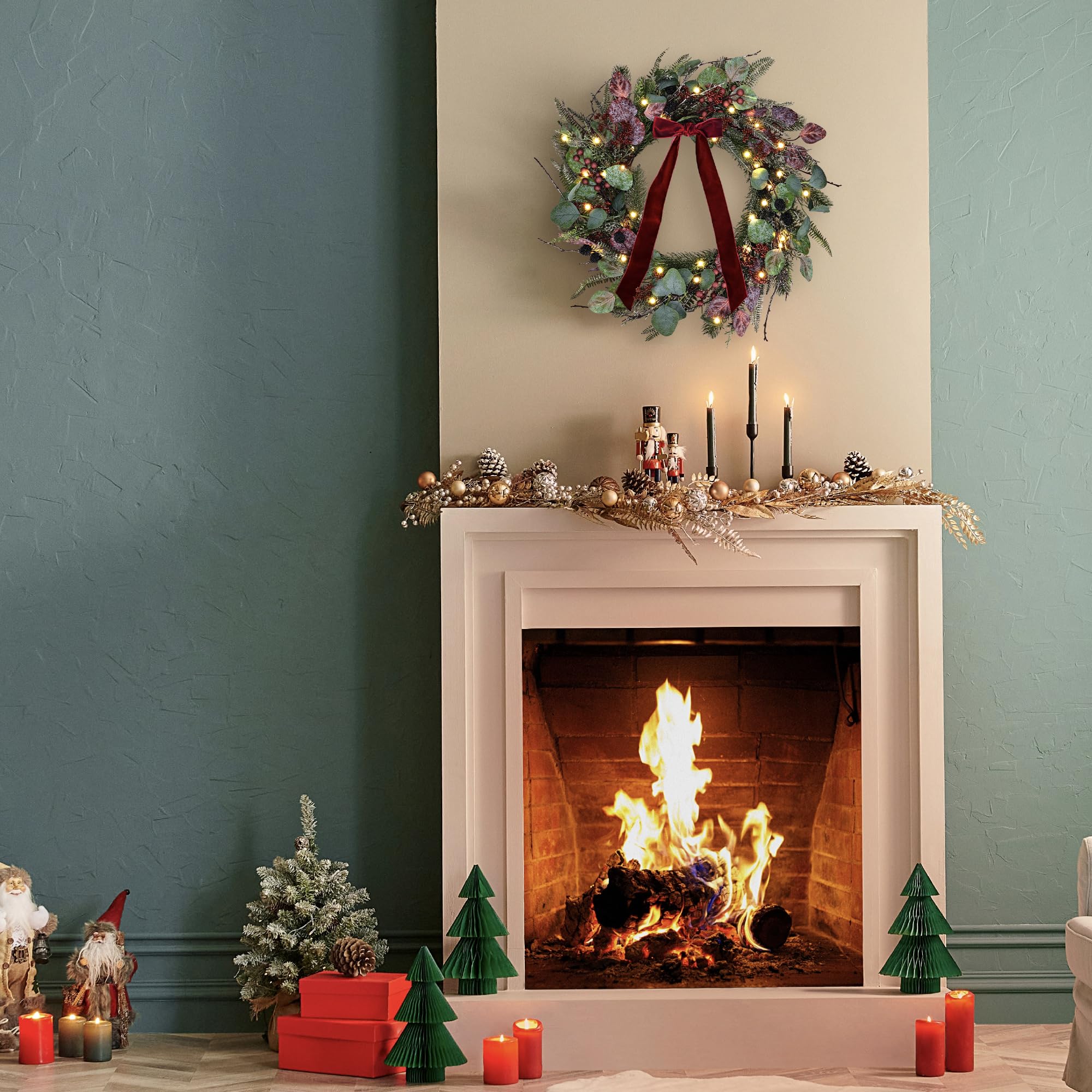 Couronne de Noël artificielle, 61 cm pré-éclairée avec 50 lumières LED, nœud bordeaux, eucalyptus, sprays rouges, baies noires
