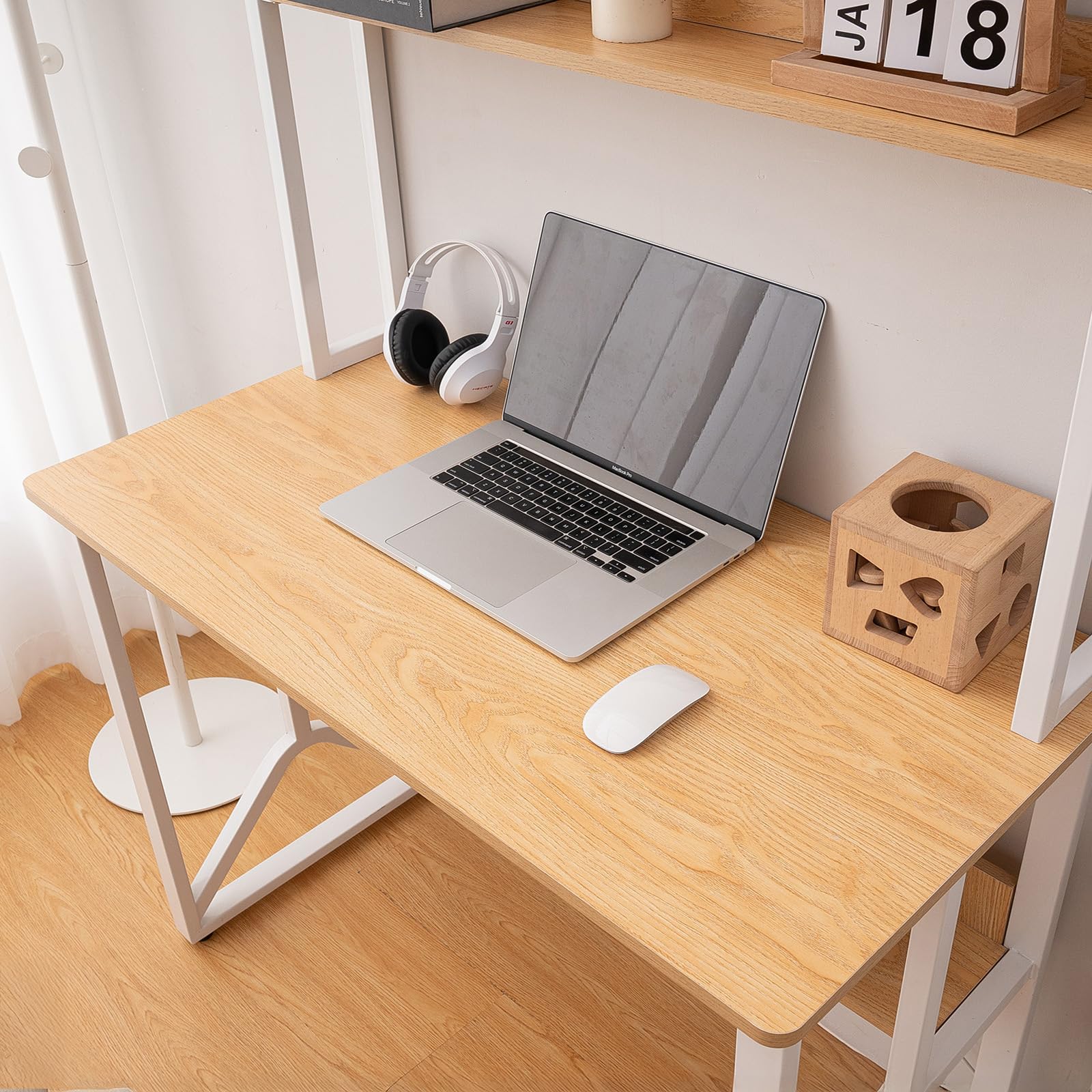 SHARPDO Scrivania Moderna 100x50 cm in Legno Chiaro con Mensole a Due Livelli e Struttura a Y Stabile – Scrivania da Studio per Studenti con Bordi Arrotondati e Protezione Anticaduta