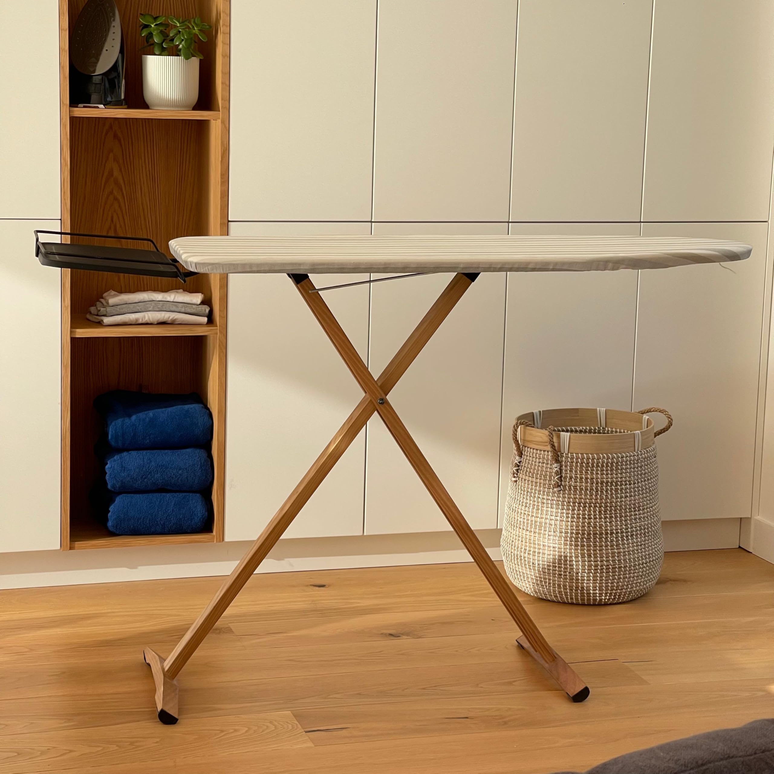 Table à Repasser NUBAR en Bois Massif 130x47 cm Hauteur réglable jusqu'à 92 cm avec Repose-Fer et Support Centrale Vapeur