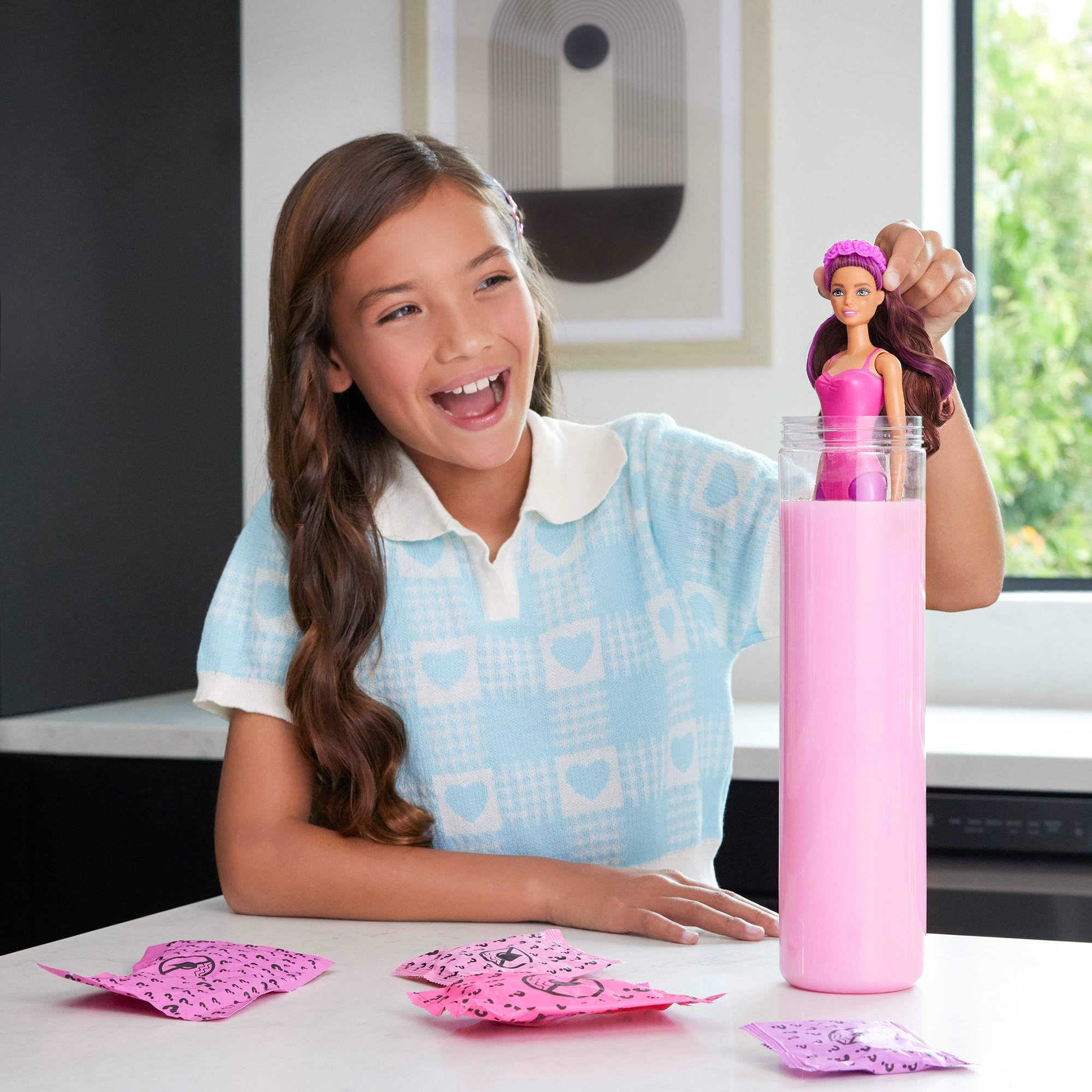 Barbie - Color Reveal Serie Ballerina assortimento, bambole ispirate al Balletcore con 6 accessori a sorpresa da scoprire con effetto cambia colore, giocattolo per bambini, 3+ anni, HRK17