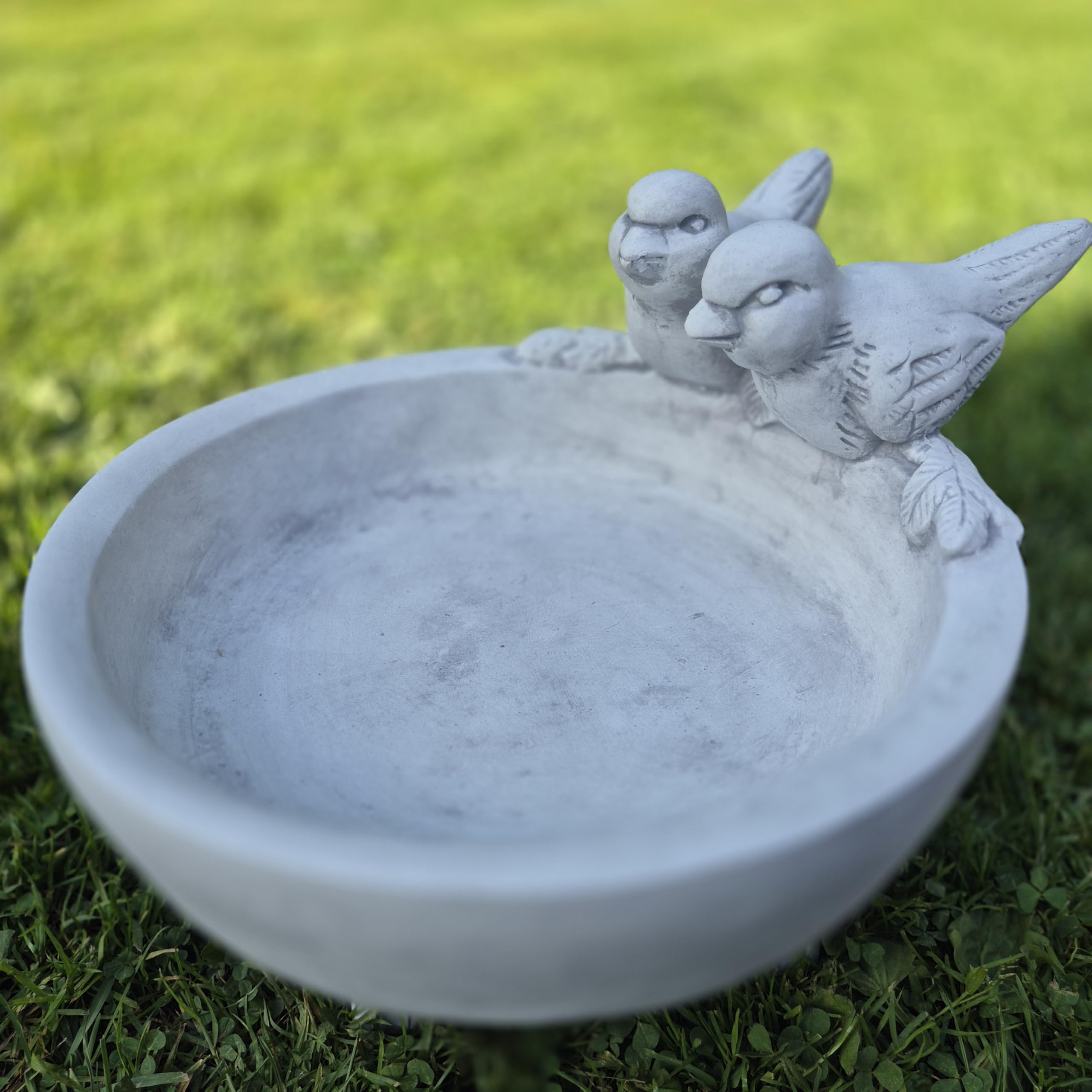 FABRIQ Abreuvoir 36 cm – 7 kg en pierre coulée – Abreuvoir classique pour oiseaux avec motif d'oiseau – Résistant aux intempéries et au gel – Décoration de jardin