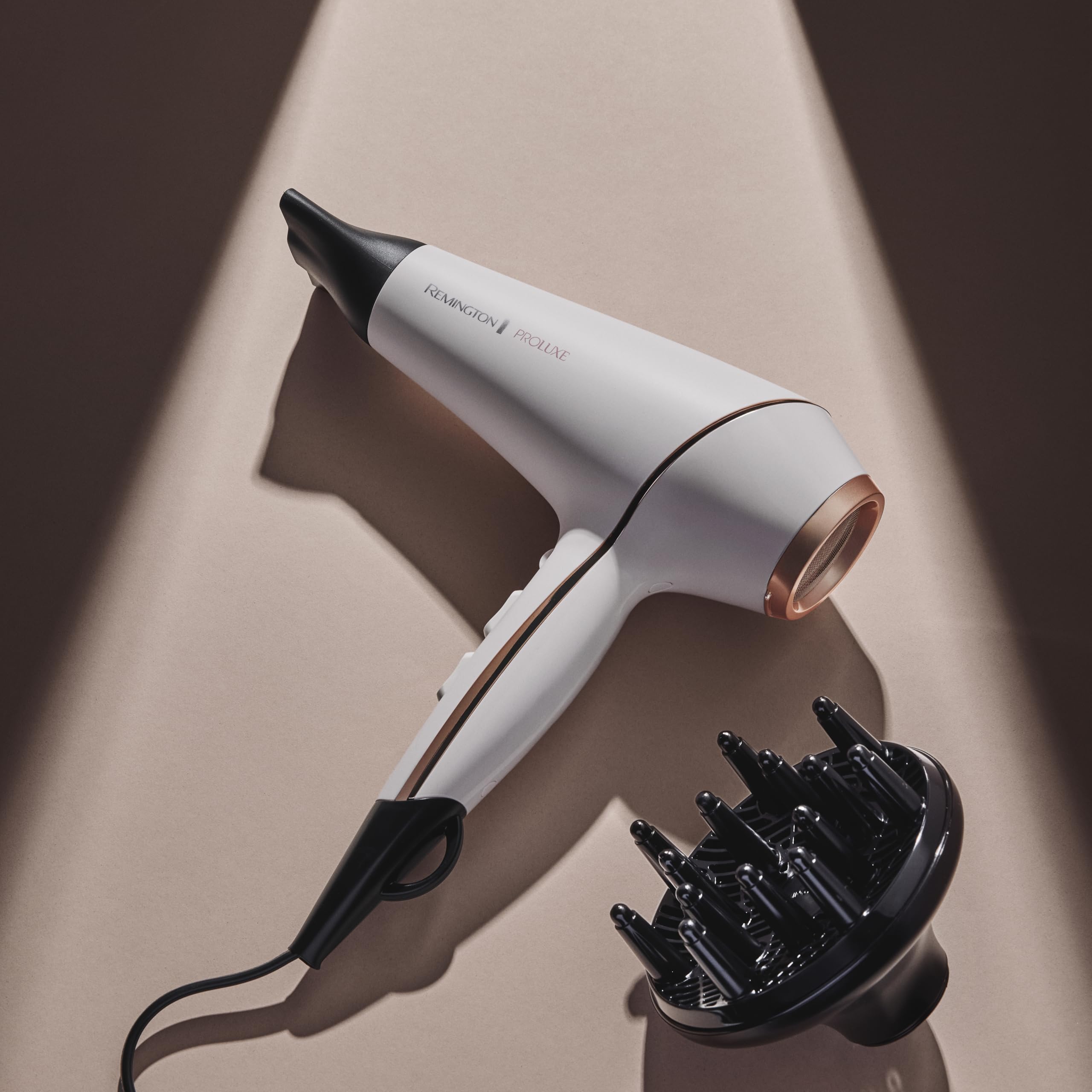 Remington Asciugacapelli Professionale 2400W - Teconologia OPTIheat per risultati di lunga durata - 3 accessori styling, cura ionica, Anti crespo, Motore di lunga durata - PROluxe AC9140