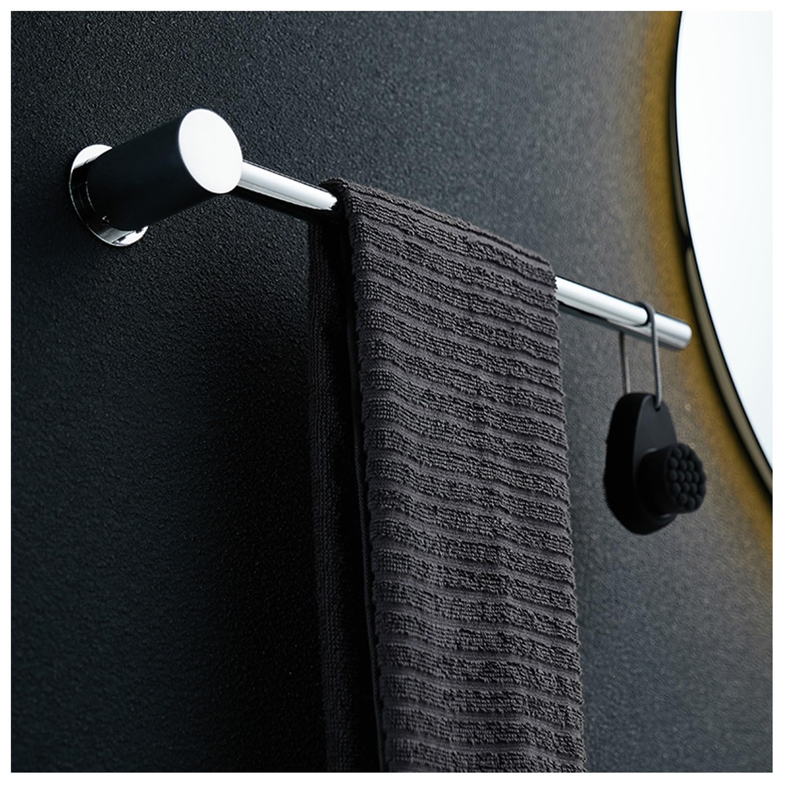 Porte-serviettes mural en laiton réglable pour une salle de bain chic