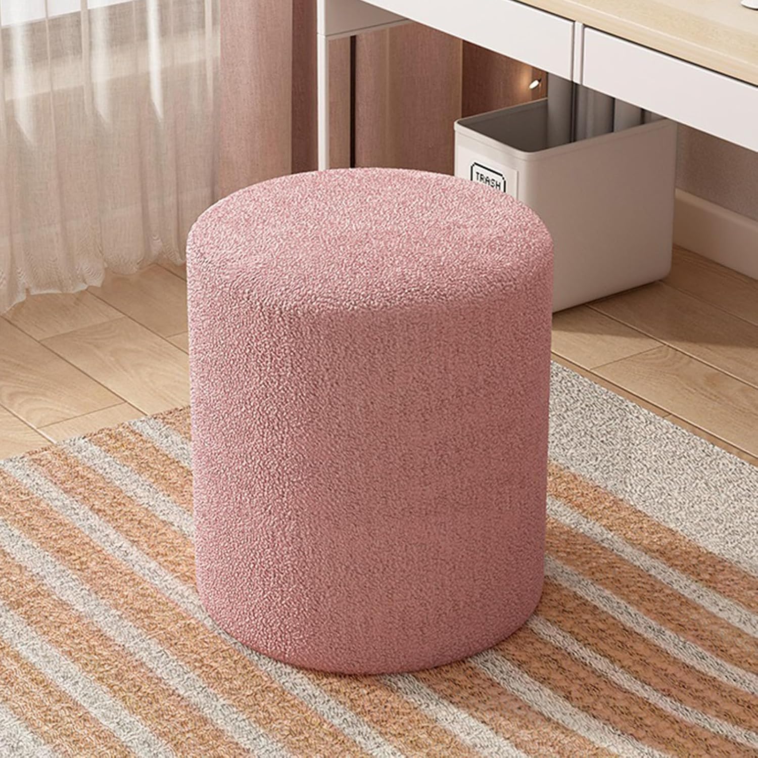 Pouf rond en velours rose haut de gamme avec finitions soignées pour salon