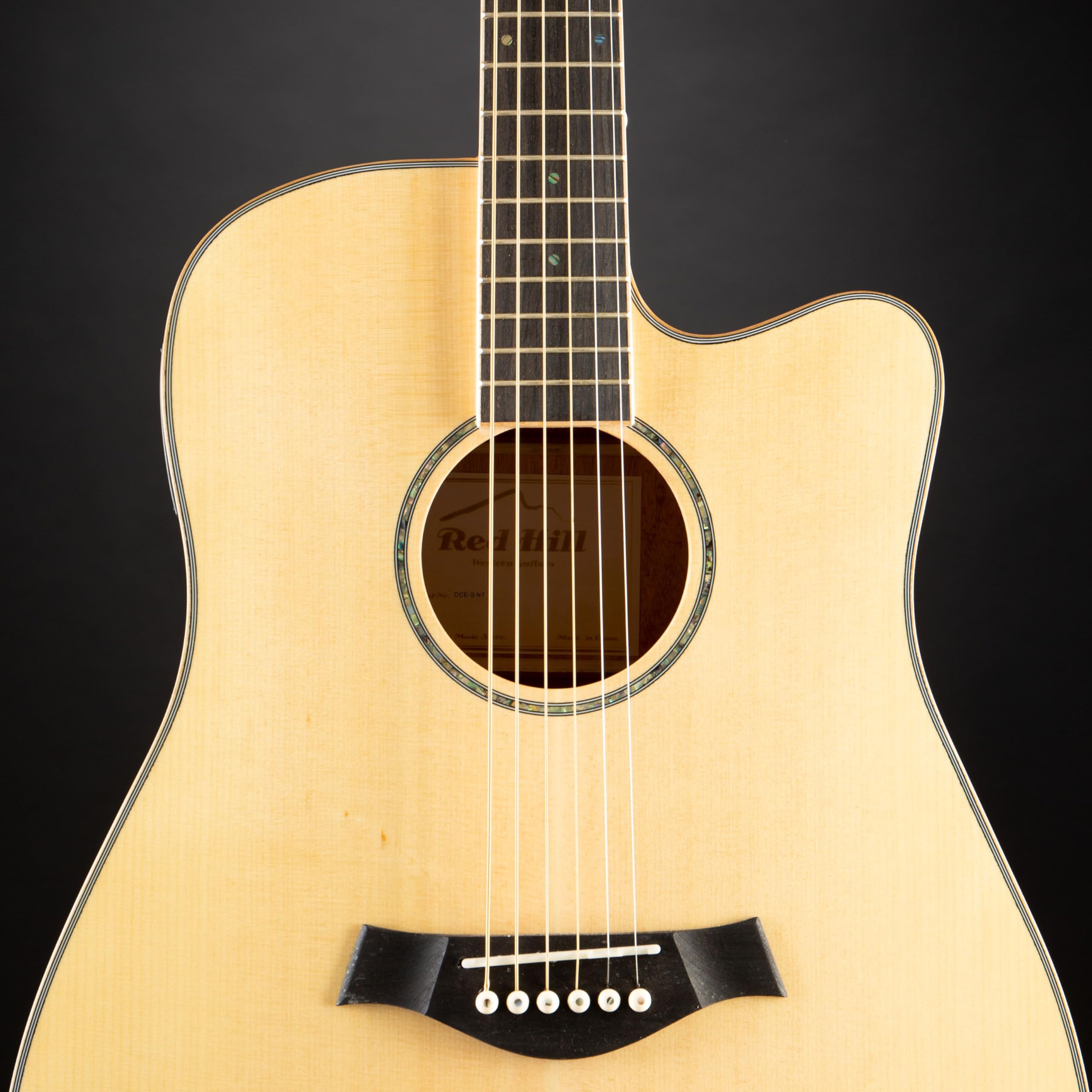 Red Hill DCE-S NT Natural Dreadnought Cutaway Westerngitarre, Massive Fichtendecke, Sapele Korpus, JM-6T Tonabnehmer, Stimmgerät, 4-Band Equalizer