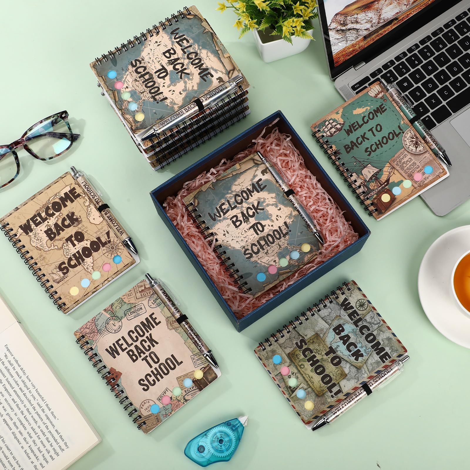 Dunzoom Lot de 40 carnets à spirale en vrac avec notes adhésives et stylos de motivation pour le premier jour d'école - Cadeau de fête pour enseignant, étudiant, salle de classe (voyage sur la carte)