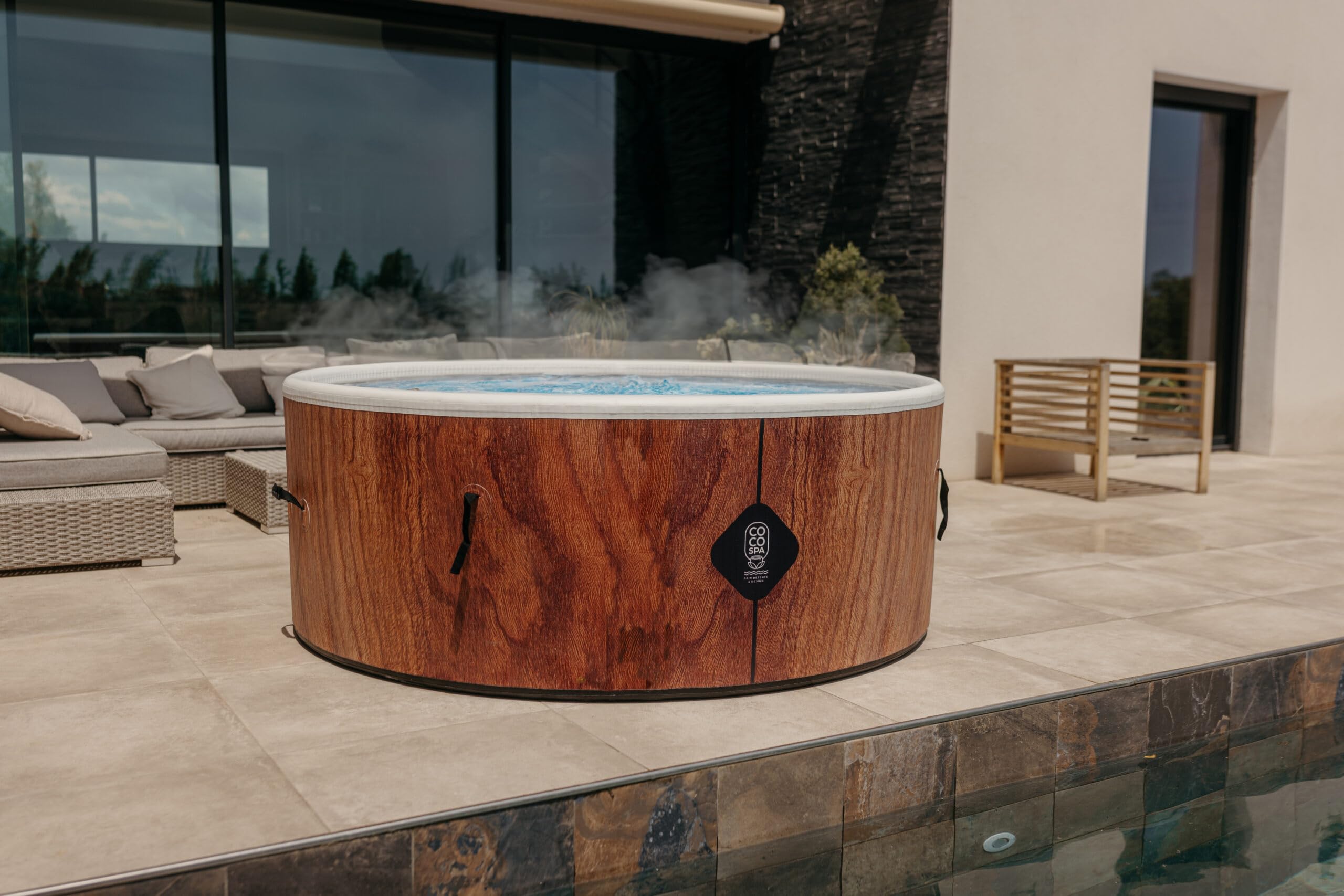 COCO SPA Tahiti Spa Gonflable | 180 cm de diamètre | 1100 litres | Moteur 2240 W | Jusqu'à 6 Personnes | Massage 140 Jets | Imitation Bois Naturel