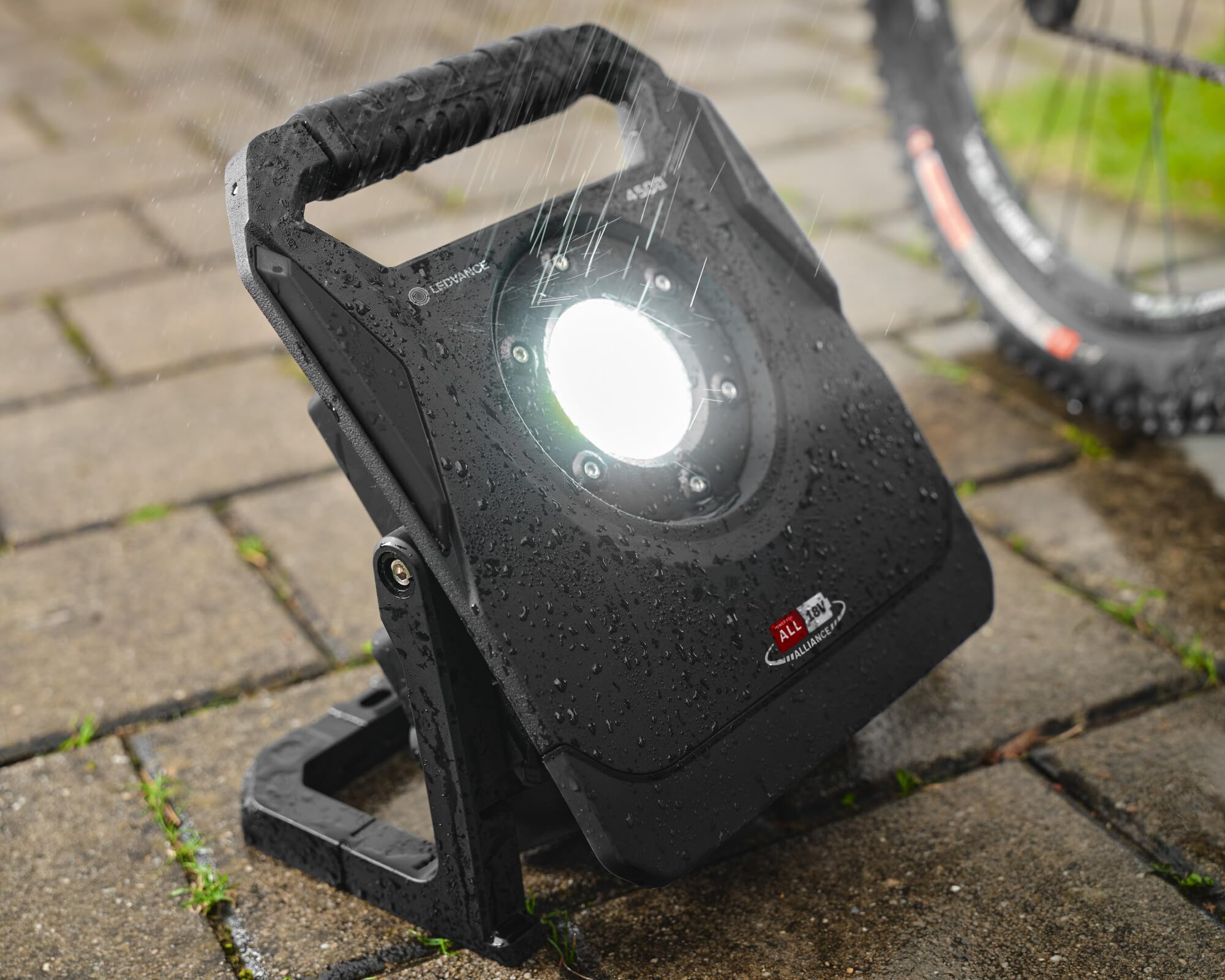 LEDVANCE Arbeitsleuchte mit schwenkbarem Kopf, batteriebetrieben, kompatibel mit Power for all Alliance, 3-stufig dimmbar, 15 W, 1300 lm, 6500 K, 840 kaltes Tageslicht, schwarzes Aluminium, IP20