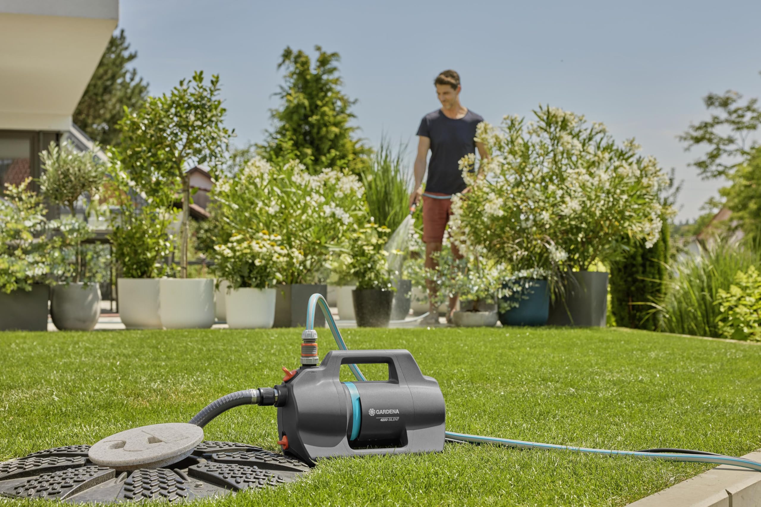 Gardena bomba jardín 4200 Silent Set: bomba riego silenciosa e innovadora con válvula succión 3,5 m y manguera Classic 20 m, caudal 4200 l/h, motor 600 W, impermeable, bajo consumo (9055-20)