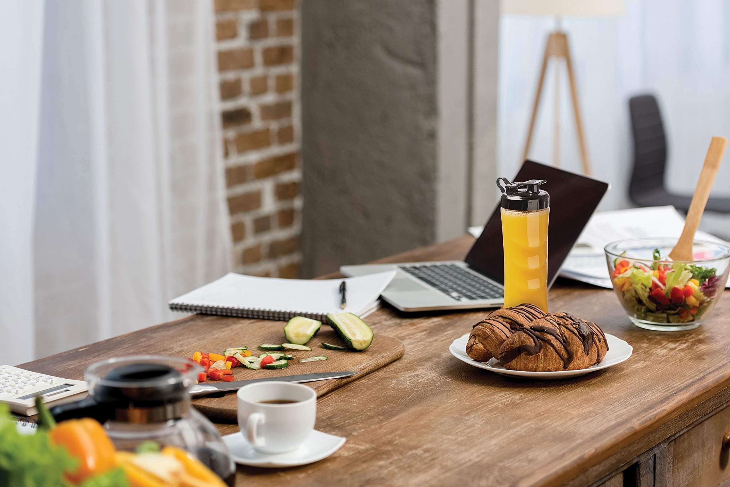 خلاط رياضي شخصي صغير من بلاك اند ديكير، بقوة 300 وات، 16 قطعة 4 في 1، لصناعة عصير السموذي واداة عصر الحامض ومطحنة، فضي/ اسود- موديل SBX300BCG-B5، ضمان لمدة عامين، 300.0 واط صورة المنتج 2