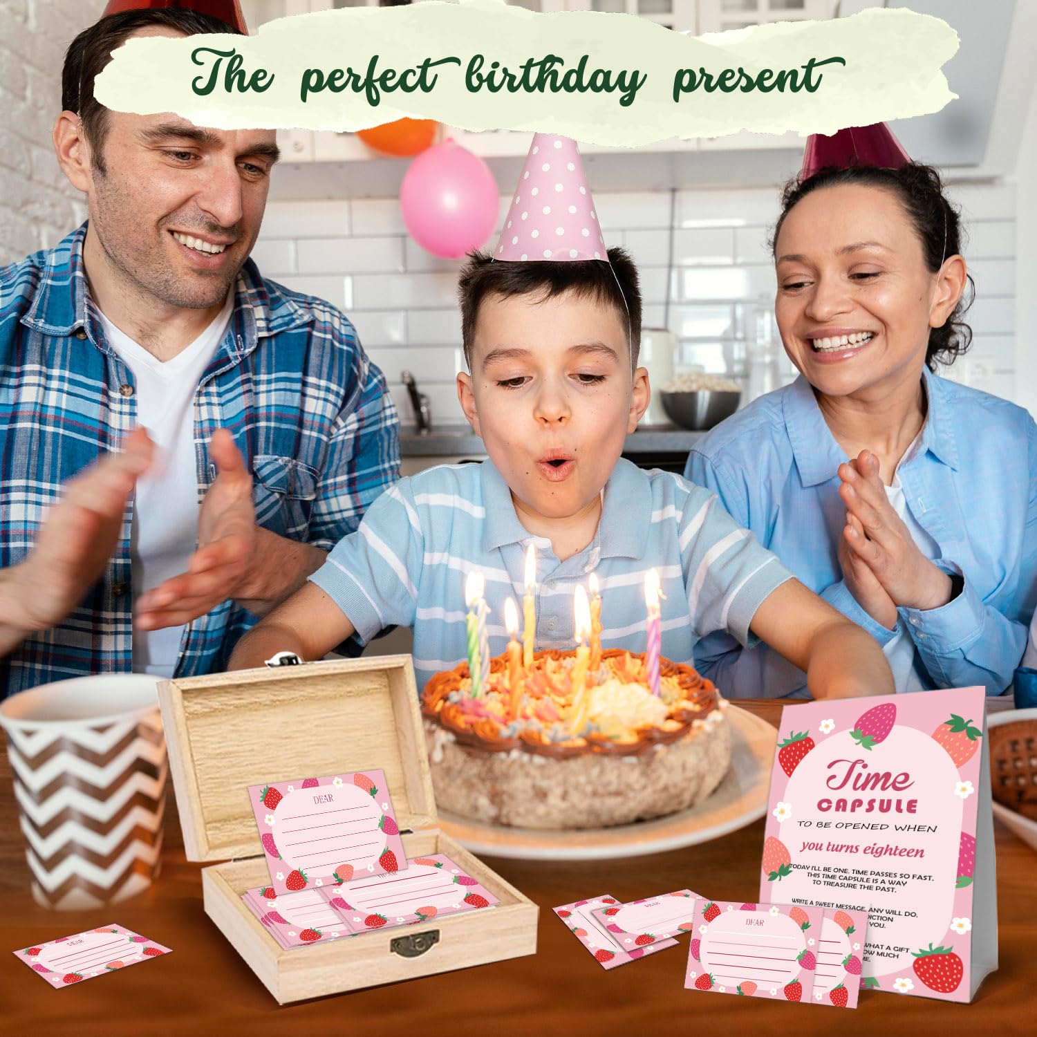 Erdbeer-Themen-Gedächtnis-Zeit-Kapsel-Box, Baby 1. Geburtstag Party Tischkarte mit 50 Karten 1 Zeitkapsel Zeichen, Baby Memorial Time Capsule Box für den ersten Geburtstag, Babyparty Zeit