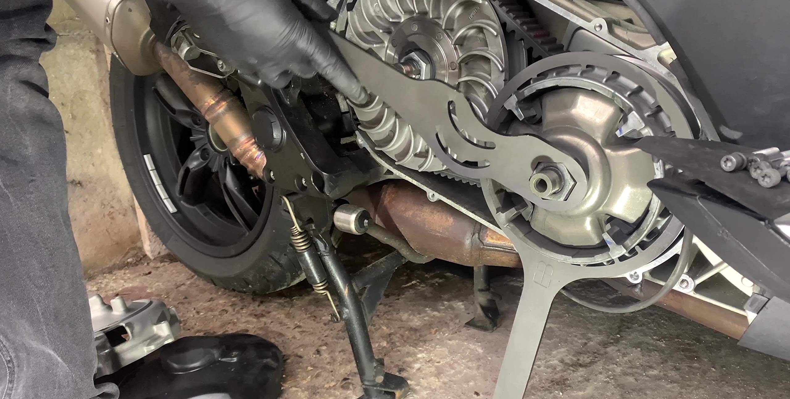 Easyboost Chiavi Blocca Variatore Frizione Correttore per BMW C600 e C650 Strumento Attrezzo Essenziale Smontare Cambiare Rulli Cinghia di Trasmissione Molla di Contrasto - Revisione