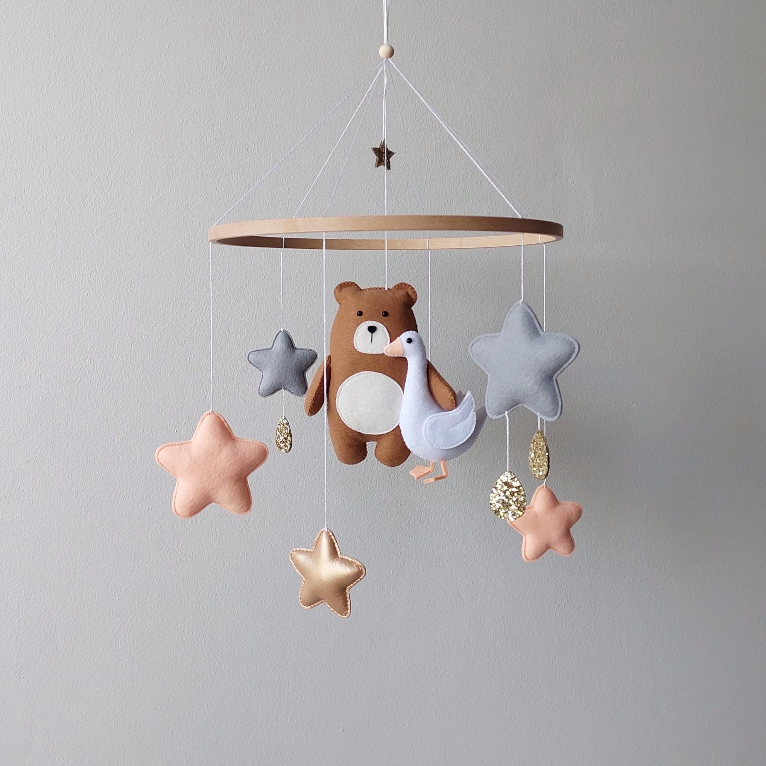 Waldtiere Baby Mobile mit Bär & Gans – Handgemachtes Filz-Mobile fürs Babybett – Neutrale Kinderzimmer Deko – Mobile mit Sternen – Geschenk zur Geburt