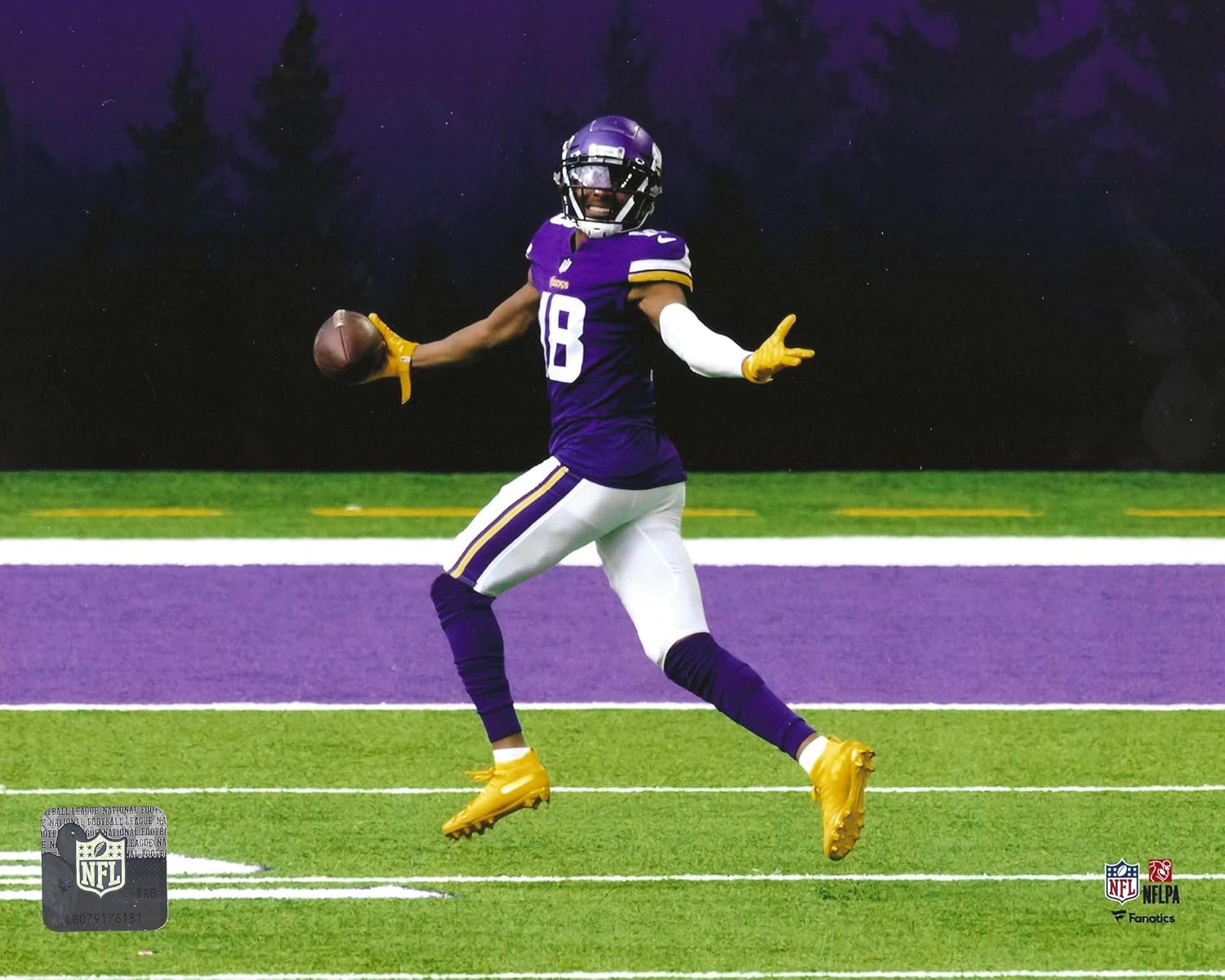 Minnisota Vikings Justin Jefferson Walks Into The Endzone 8x10 Action Photo Picture -Birthday, Fathers Day Or Christmas Gifts For Men Dad And Husband