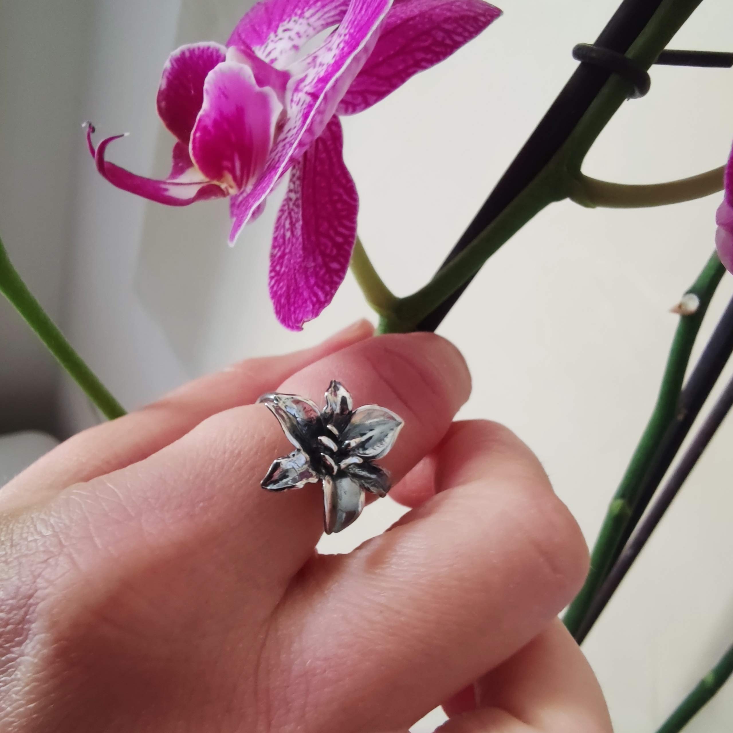 ANILLO AJUSTABLE para MUJER en PLATA 925 envejecida, en forma de flor de lirio realista tridimensional.