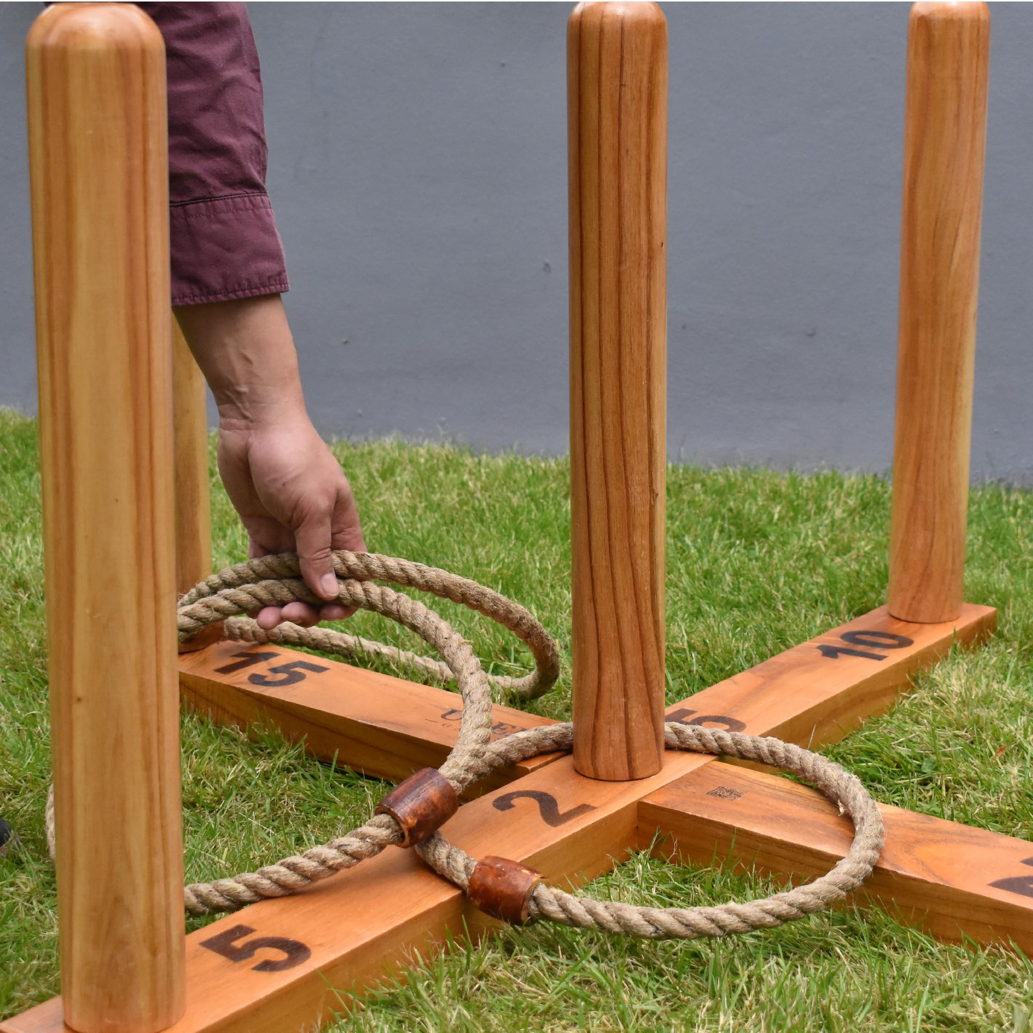 Lancer à anneaux - 100 x 100 cm - Jeu géant pour le jardin - Bois dur Eco - Fabriqué en Inde - Design Angleterre - Livré dans un sac de transport - Complet avec pieds en bois de 57 cm de haut