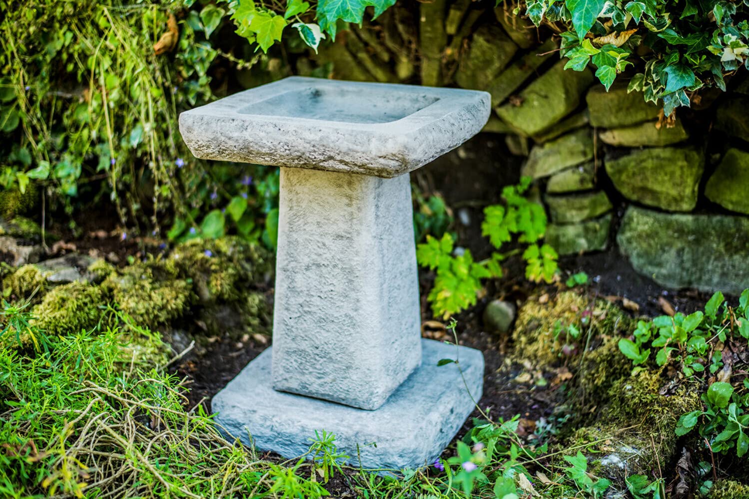 DGS STATUES – Concrete Cast Rustic Square Top Birdbath Feeder Aged Effect