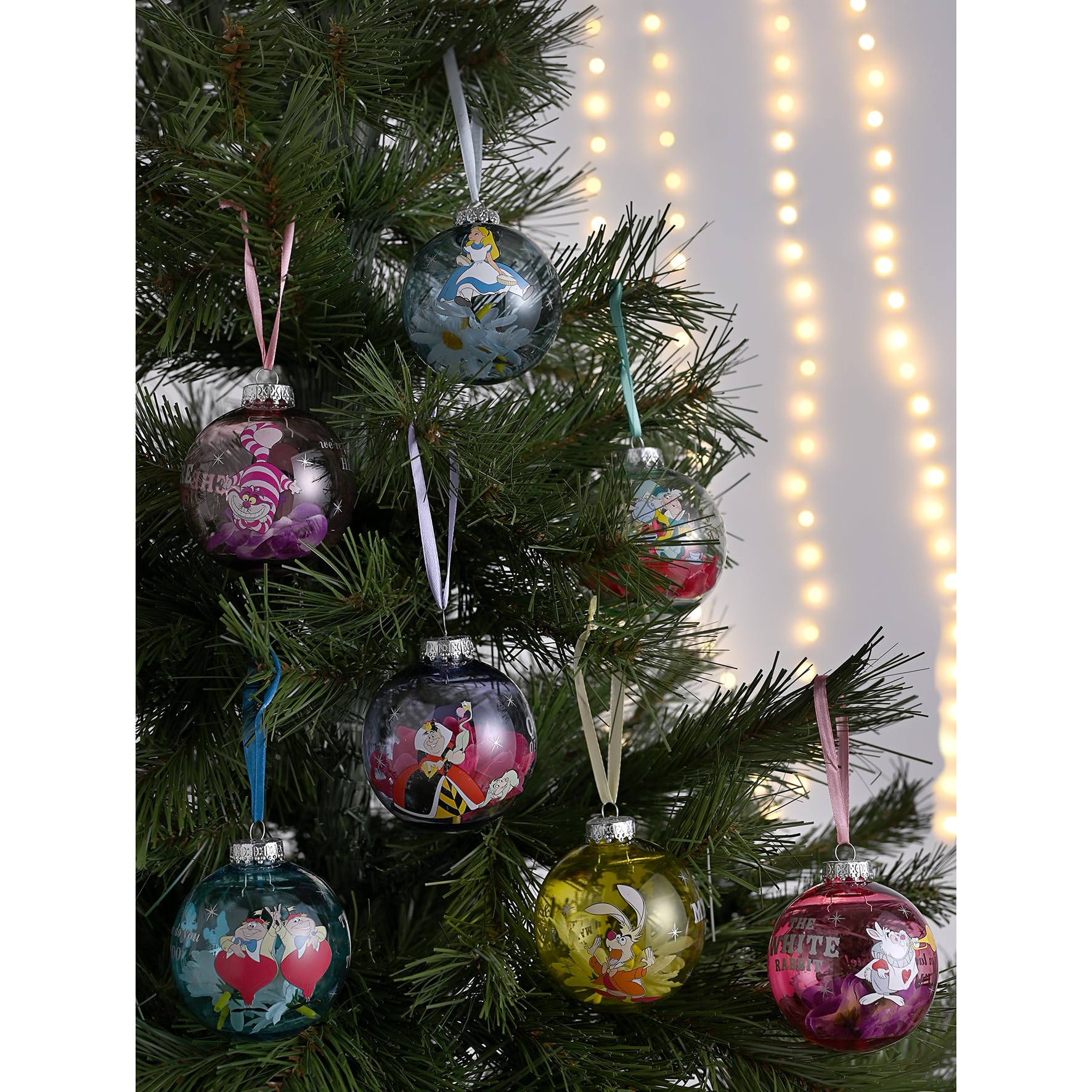 Disney – Lot de 7 boules de Noël – Alice, chat du Cheshire, Chapelier fou, lapin blanc, reine des roses, Tweedle Dee & Dum, Lapin de Pâques – Produit sous licence