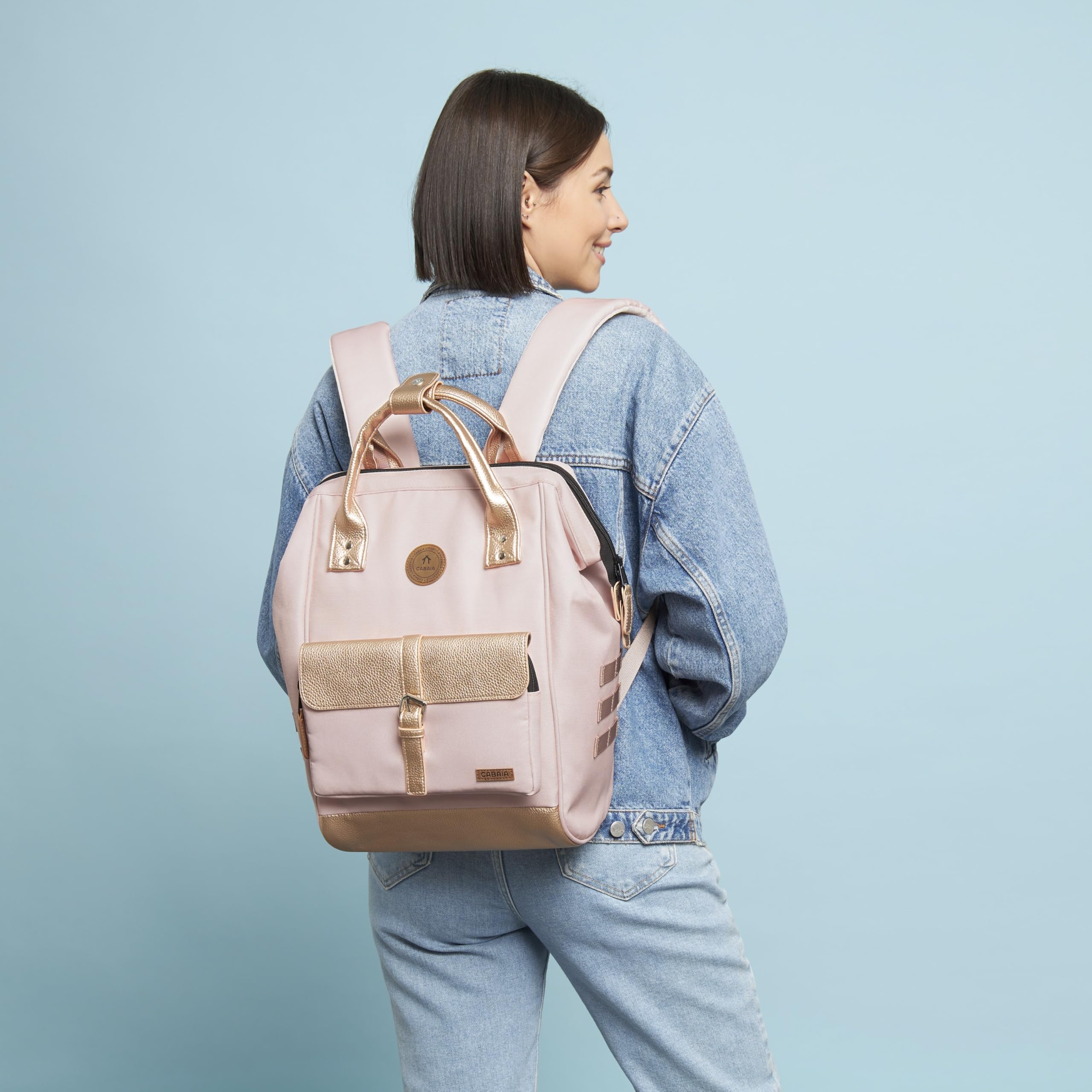 CABAIA - Sac à Dos Adventurer Queretaro - Medium 18L - Déperlant - Compartiment Ordinateur Portable 13" - 2 Poches - Certifié Vegan - Sac Voyage, Affaires, École pour Homme et Femme - Rose