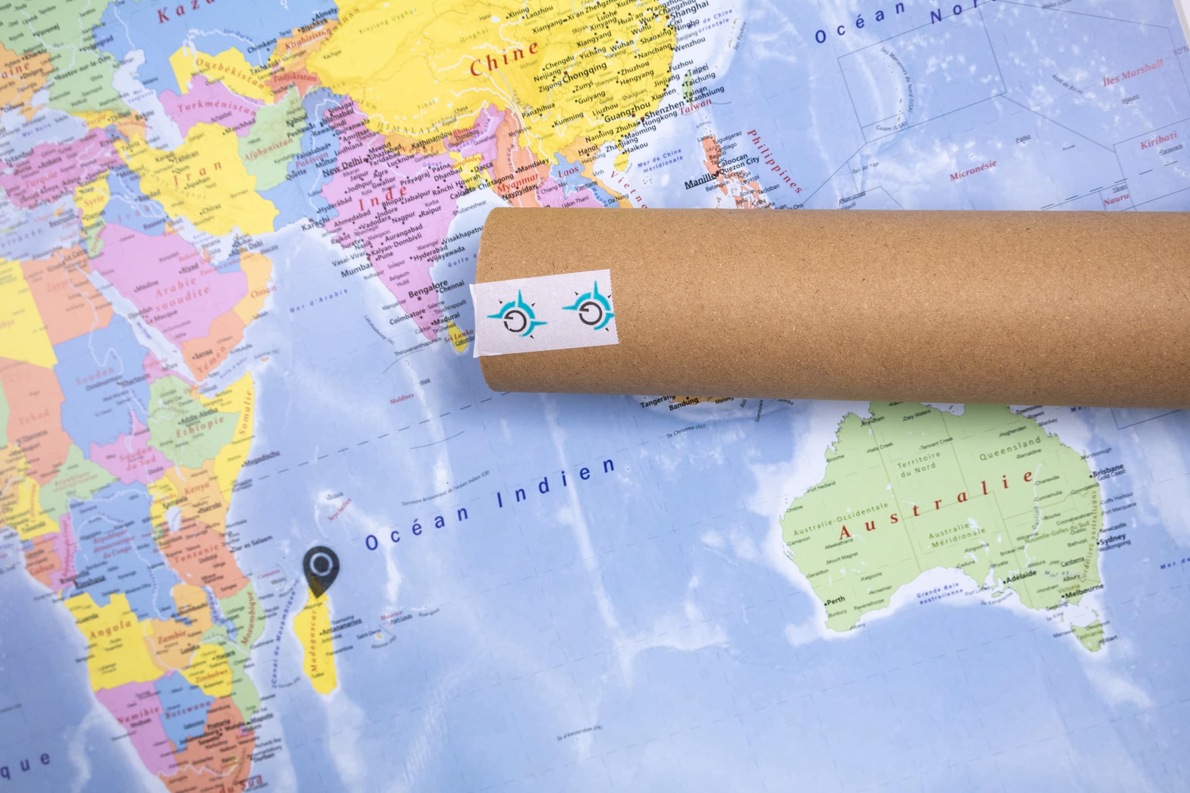 Grande carte du monde (carte murale) en français de 100 x 70 cm avec plastification sur les deux faces, avec baguettes en bois, autocollants pour marquer les destinations