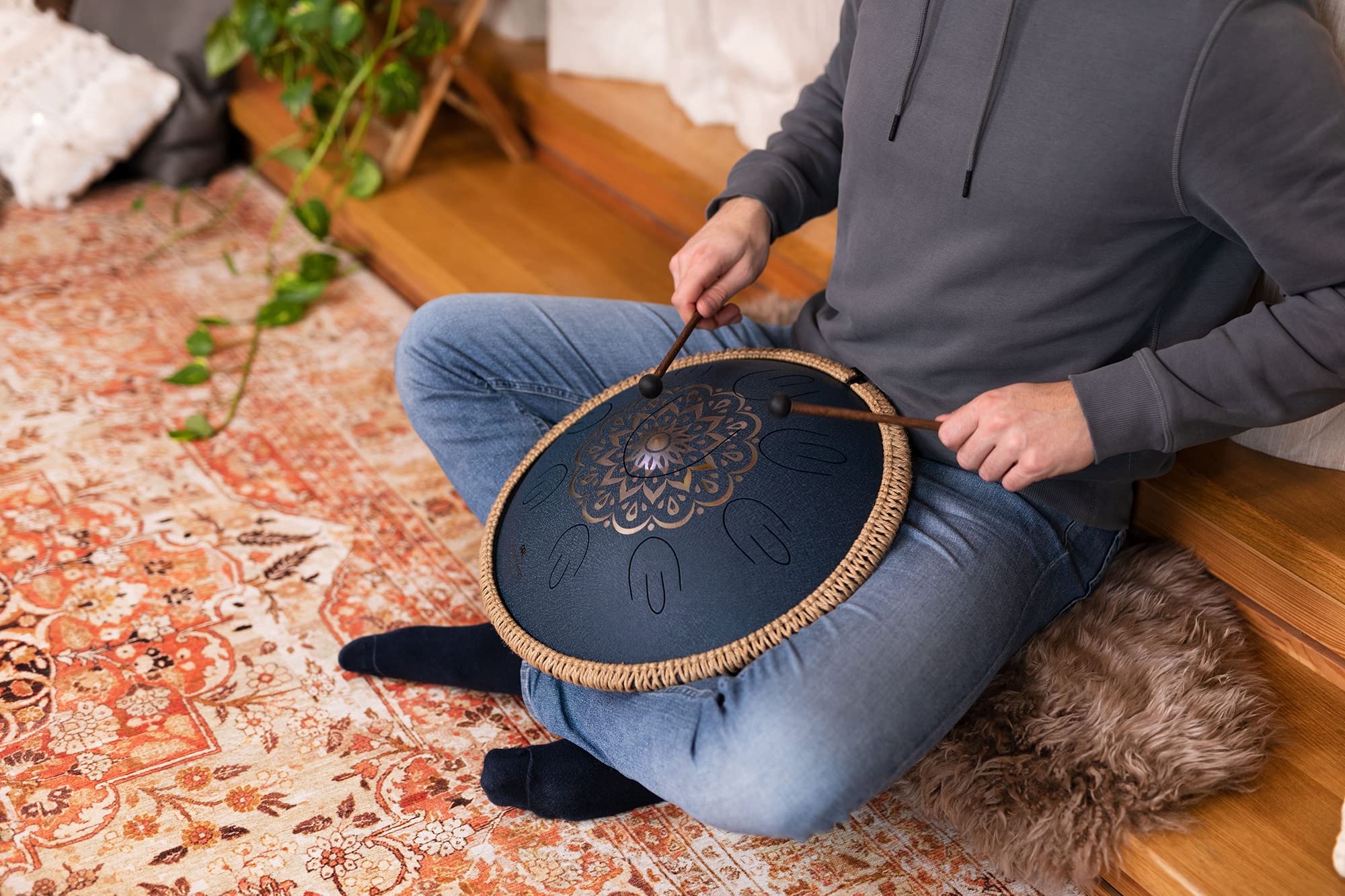 Sonic Energy Steel Tongue Drum – Octave Tank Drum 16 pouces en Ré Amara – pour la méditation, le yoga, la percussion - navy blue avec gravure - inclus mailloches et sac (OSTD2NBE)
