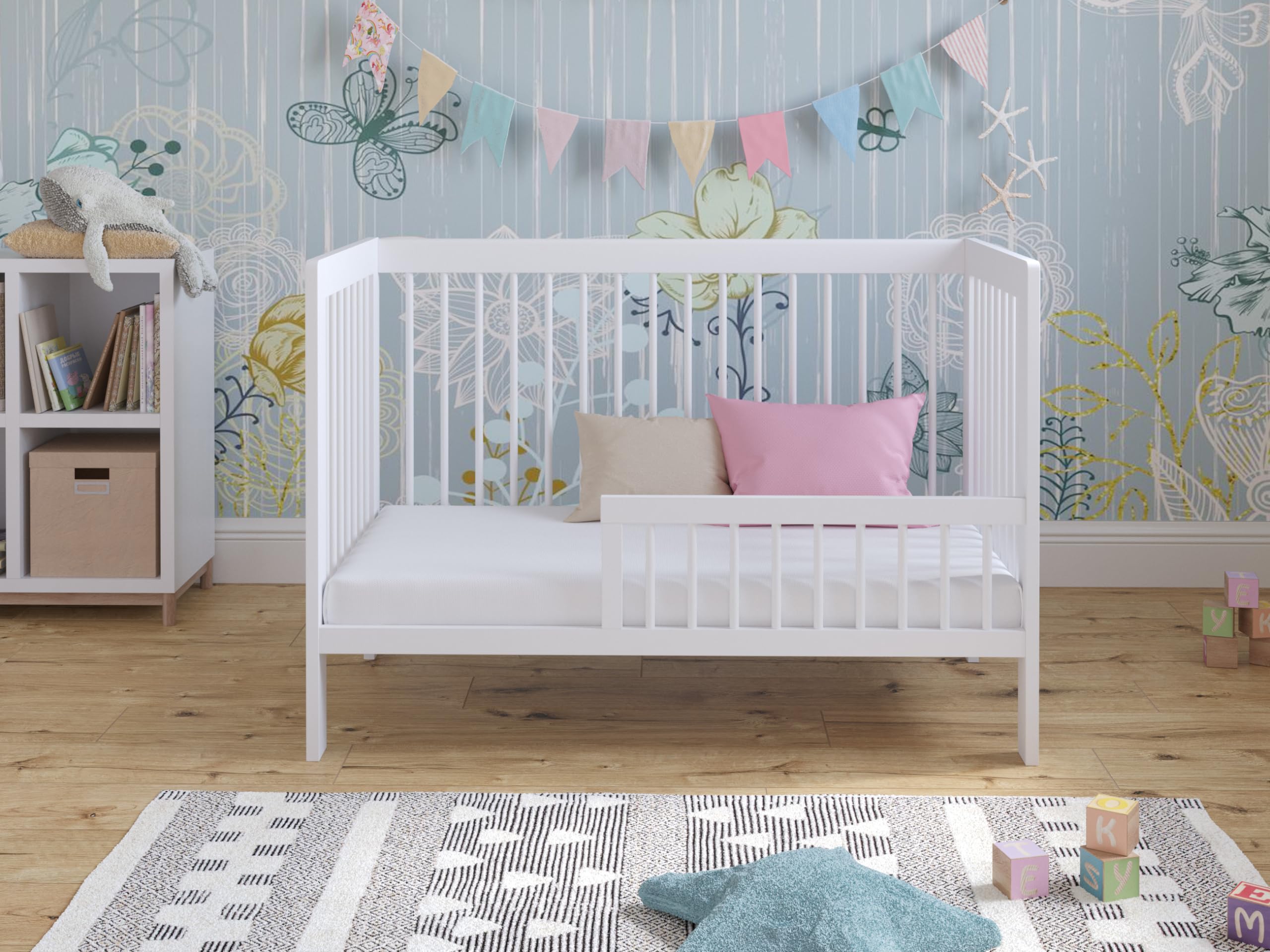 Lit Bébé Évolutif 120x60 cm en Bois de Pin Blanc avec Barrière de Sécurité Modèle LUCA