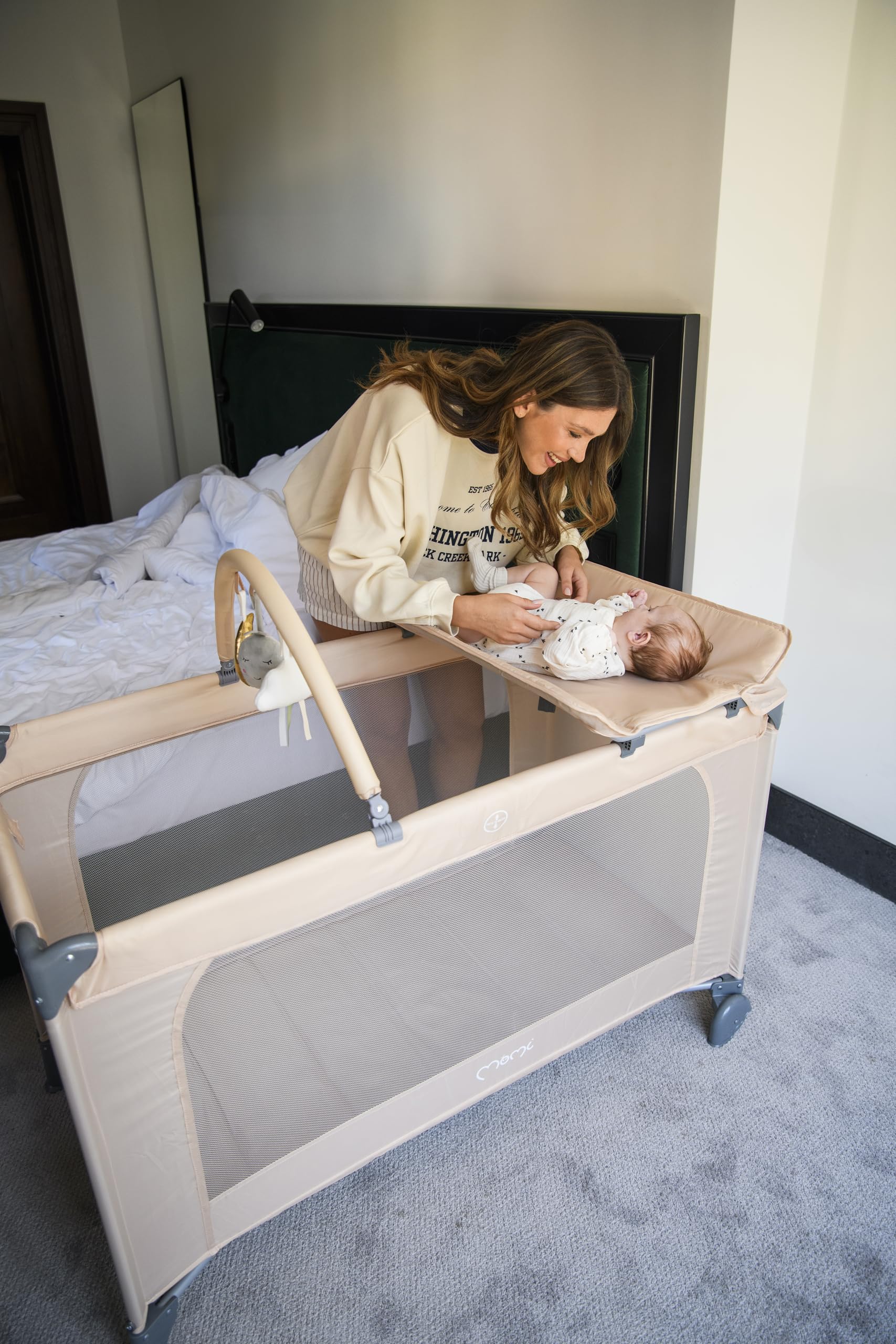 Momi Lettino da viaggio BELOVE PLUS 2 in 1, pieghevole, 2 posizioni per neonati fino a 9 kg e bambini fino a 15 kg, con materasso, arco con giocattoli, fasciatoio e borsa per il trasporto