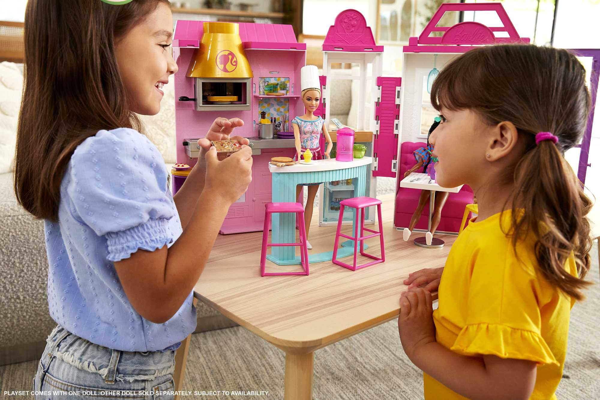 Barbie Restaurante Muñeca Rubia con con Cocina de Juguete y Accesorios, Regalo para niñas y niños +3 años (Mattel HBB91)