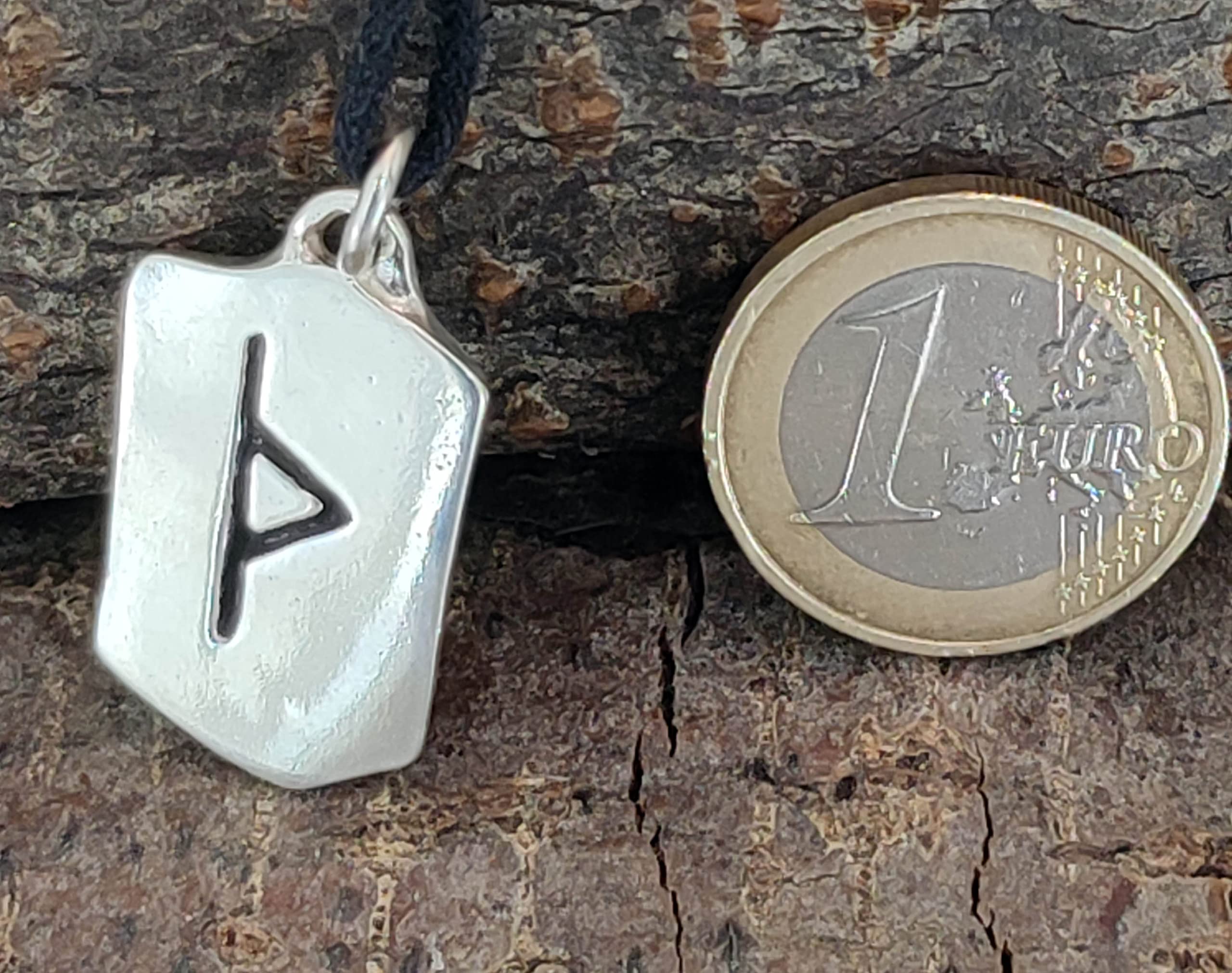 Kiss of Leather Runen Anhänger Thurisaz aus 925 Sterling Silber mit Baumwollband SI. 300