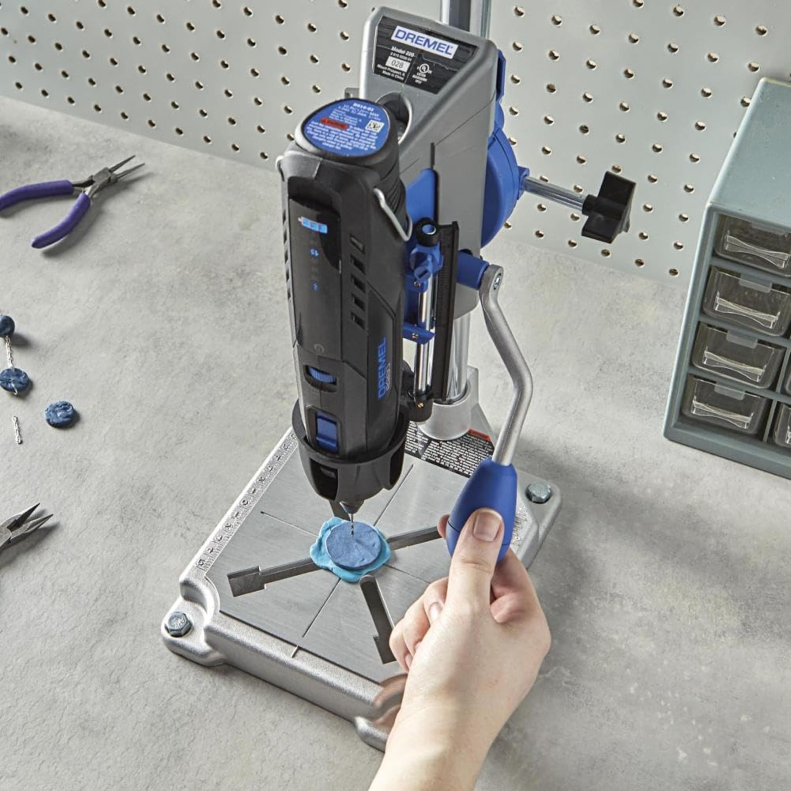 Dremel 220 Support Perceuse à Colonne Workstation pour Outil Rotatif Multifonction avec Guide Perçage pour Percer [Classe énergétique A]