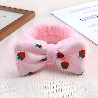 ربطة رأس للسبا مصنوعة من القطيفة الناعمة مع طبعة الفراولة وفيونكة، تستخدم لغسيل الوجه ووضع المكياج بطريقة مريحة وتعزيز روتين العناية بالبشرة، متوفر باللون الوردي والأسود والوردي الفاقع (وردي)